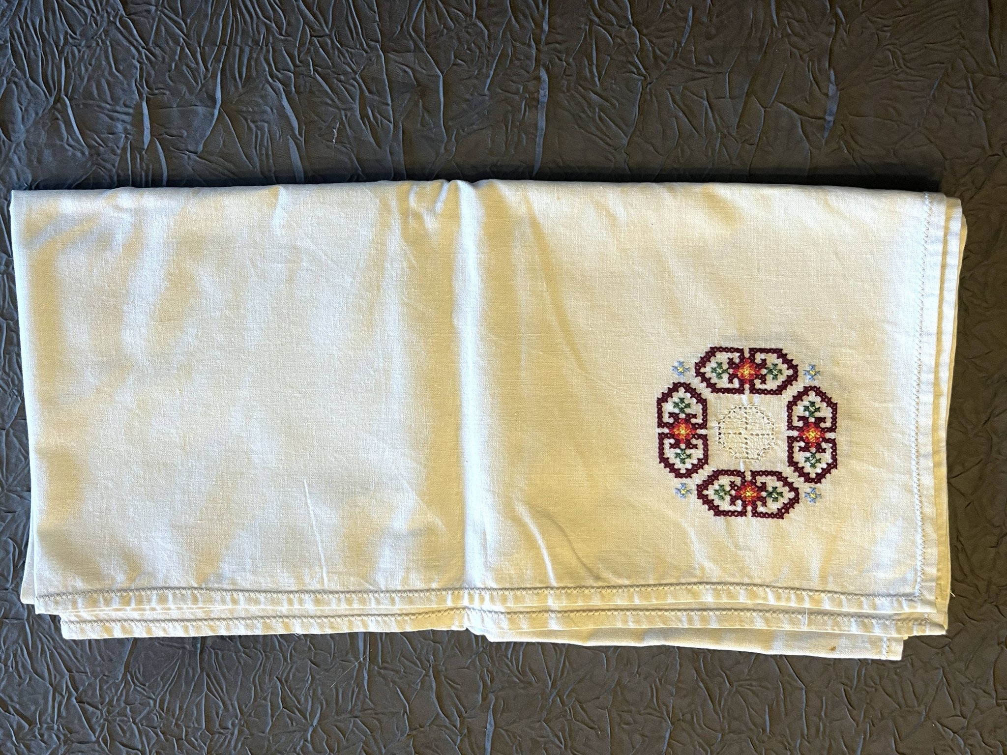Linge de maison, nappe à thé brodée 6 serviettes vers 1960