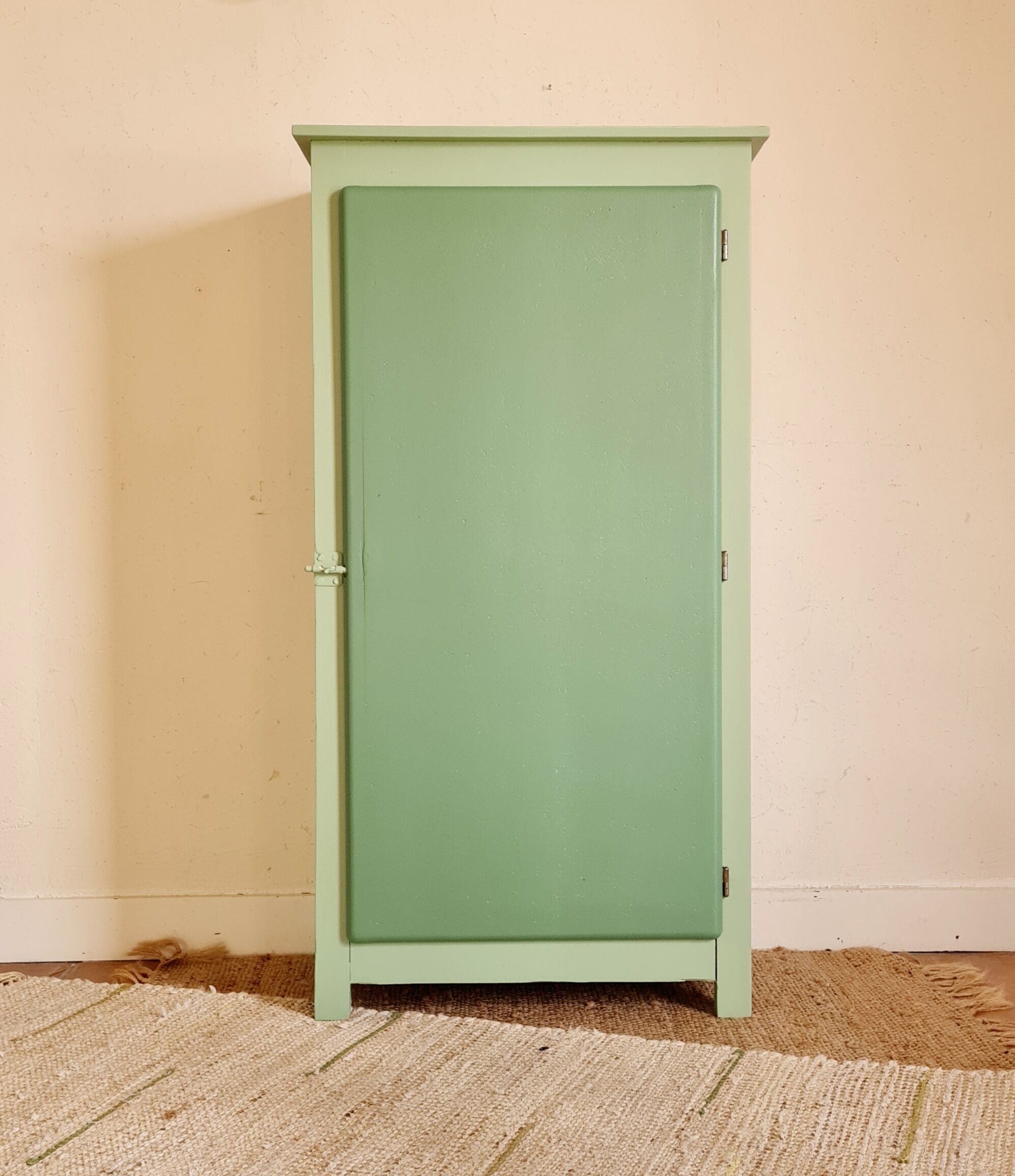 Cabinet bonnetière renovated green interior flowered