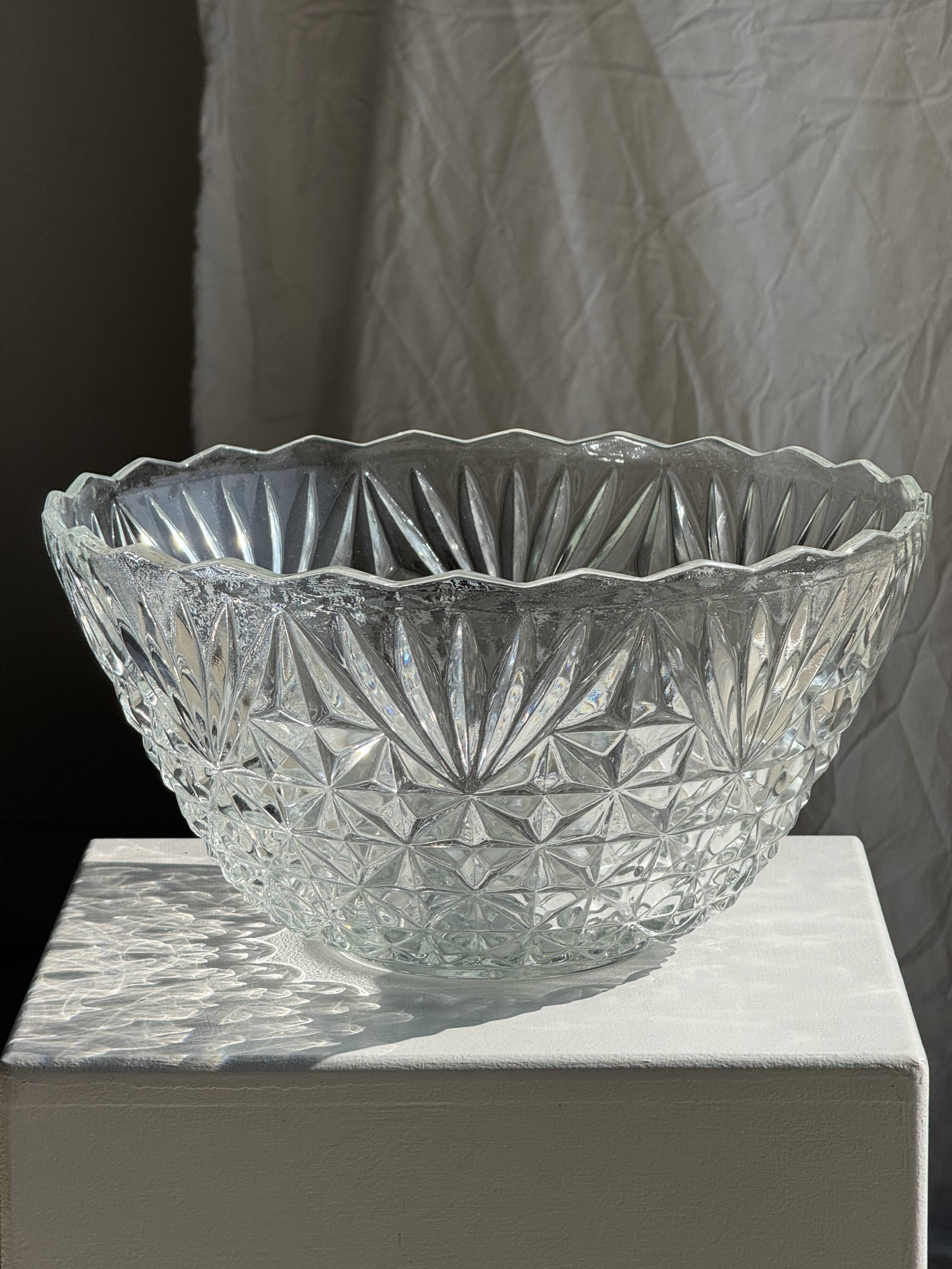 Large glass salad bowl with diamond points D30