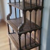 Etagère en noyer vitrée