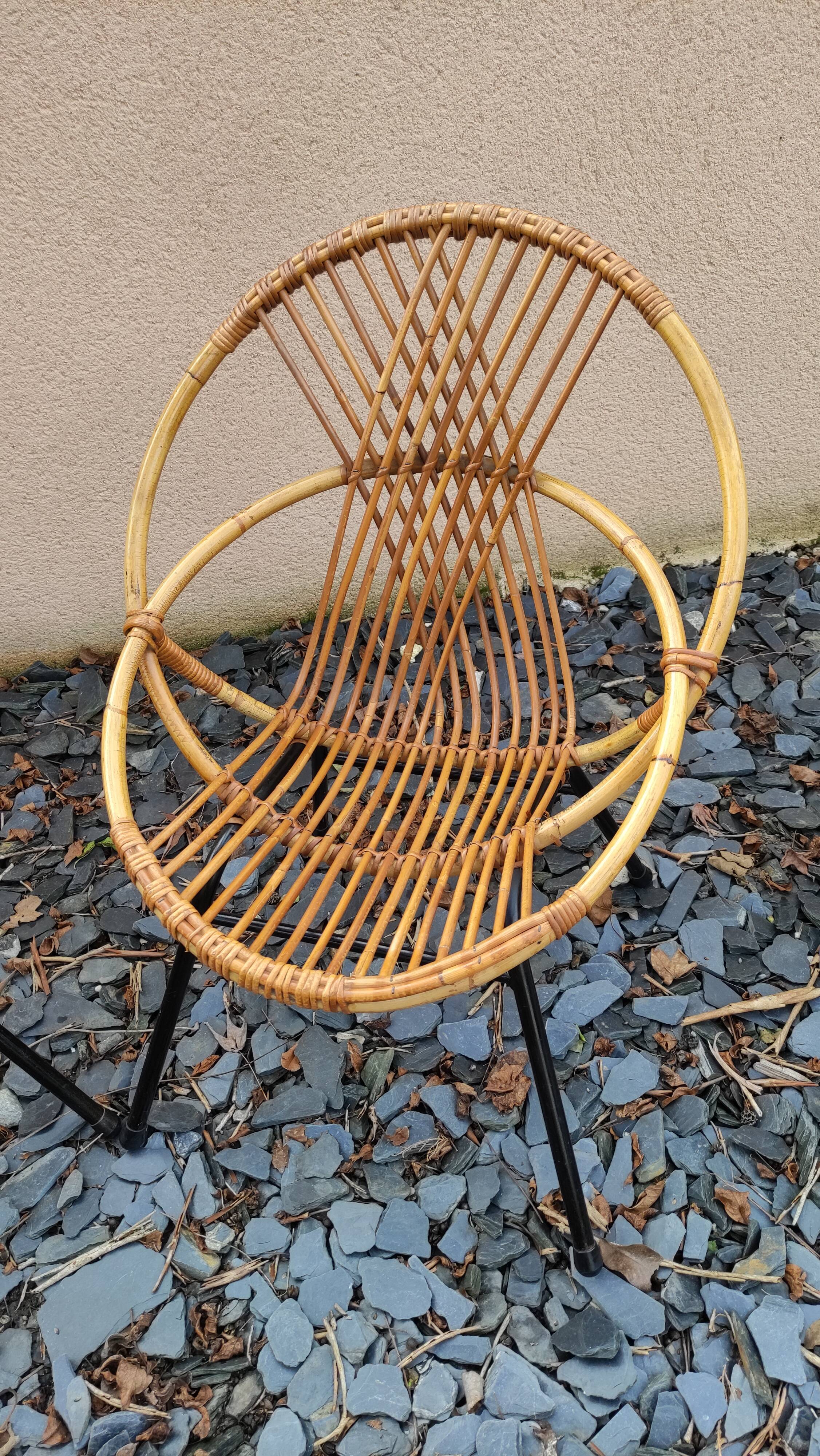 Paire de fauteuils coquilles ou corbeille en rotin tressé, pieds en métal
