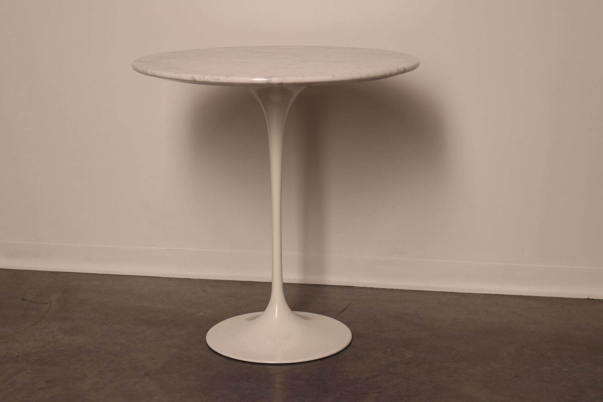 Coffee or side table in white marble by Eero Saarinen for Knoll