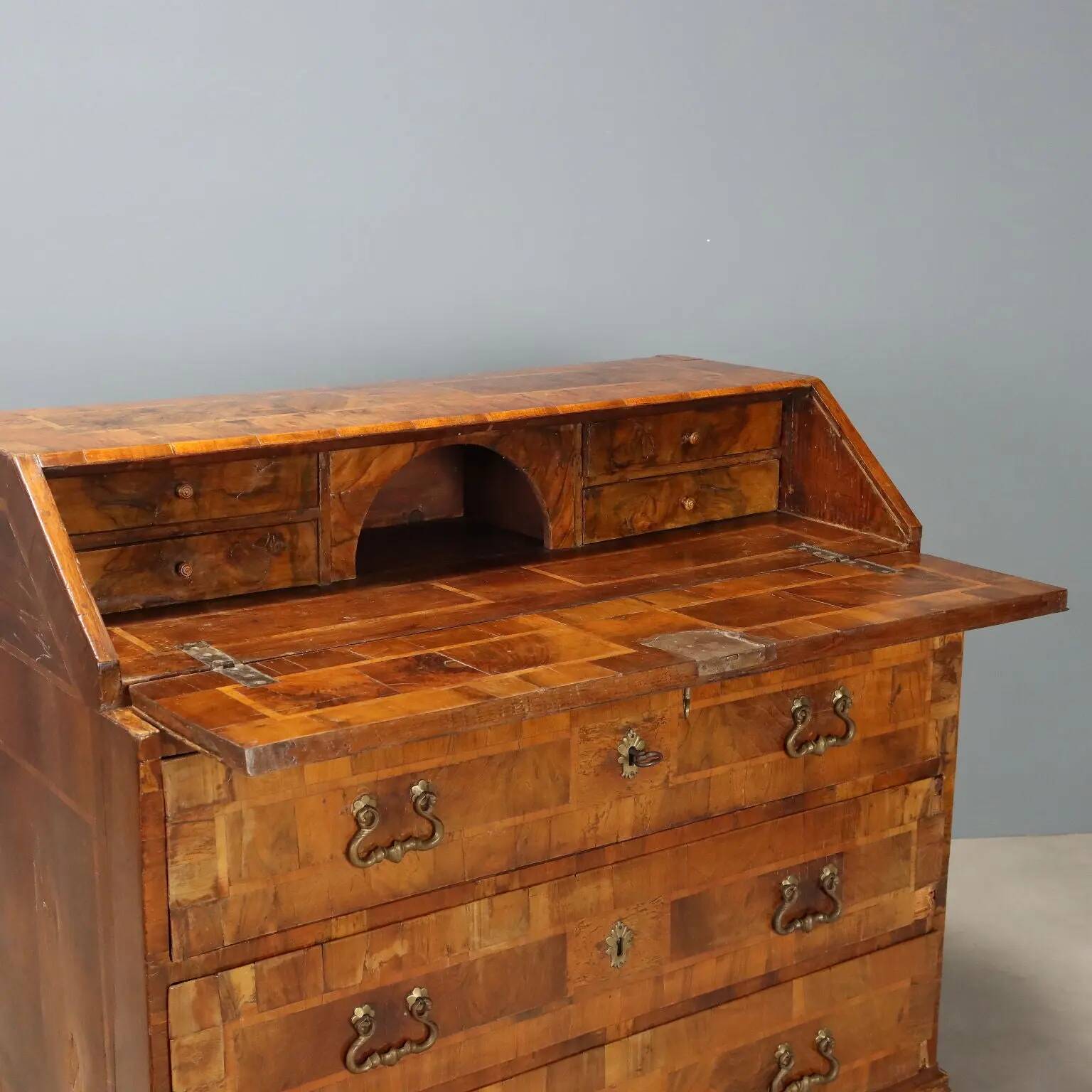 Walnut desk - Italy 18th century