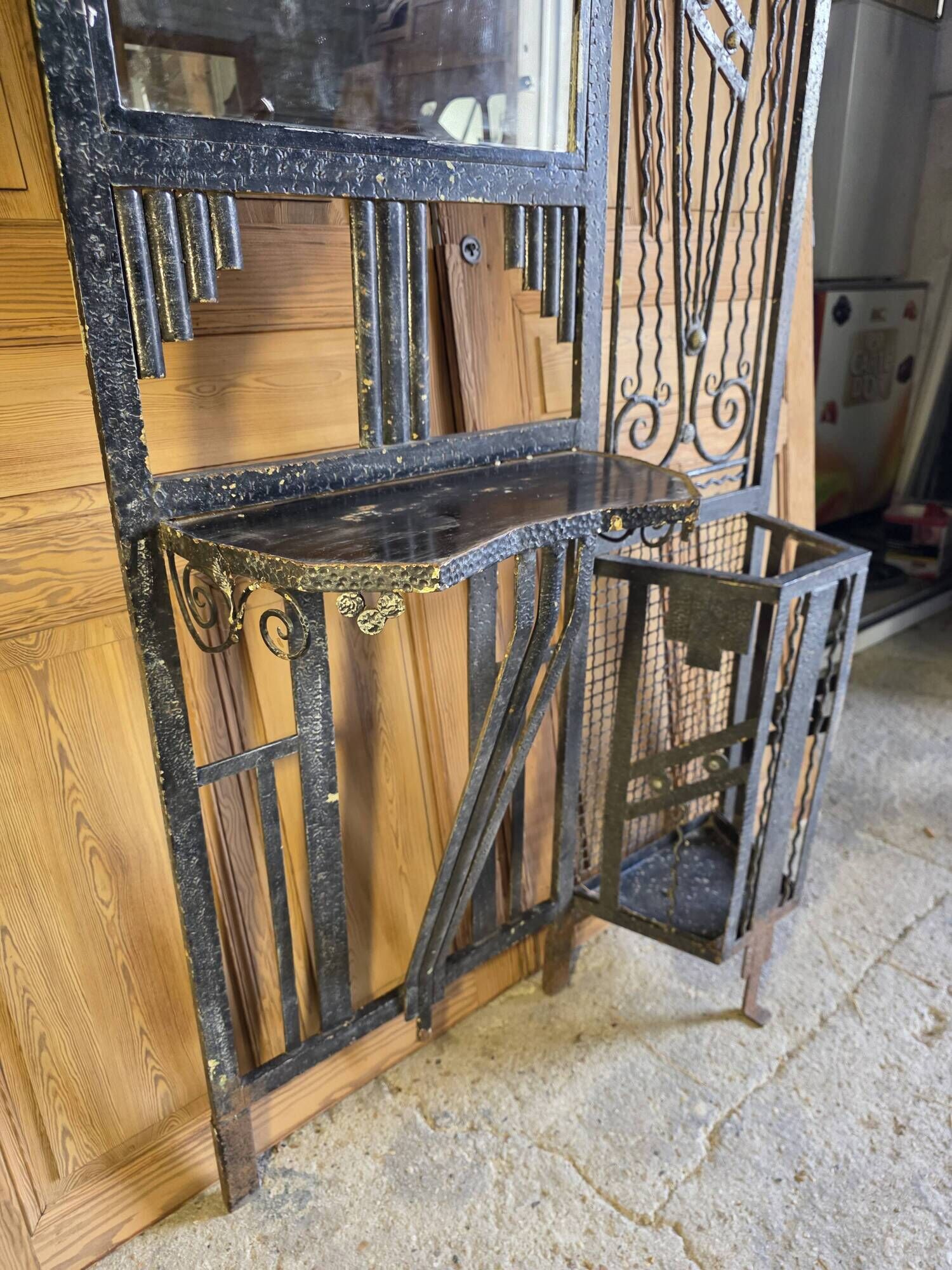 Art Deco coat rack wardrobe in wrought iron from the 1930s.