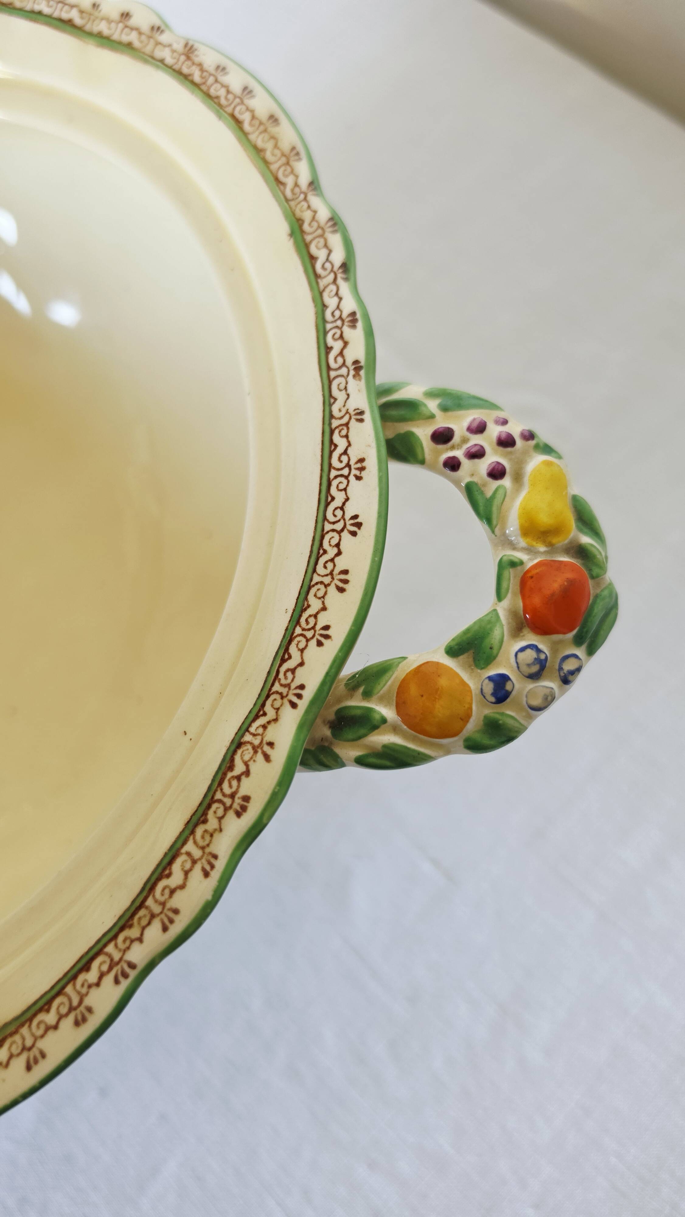 Antique soup tureen on feet from the prestigious English manufacturer Mason's,