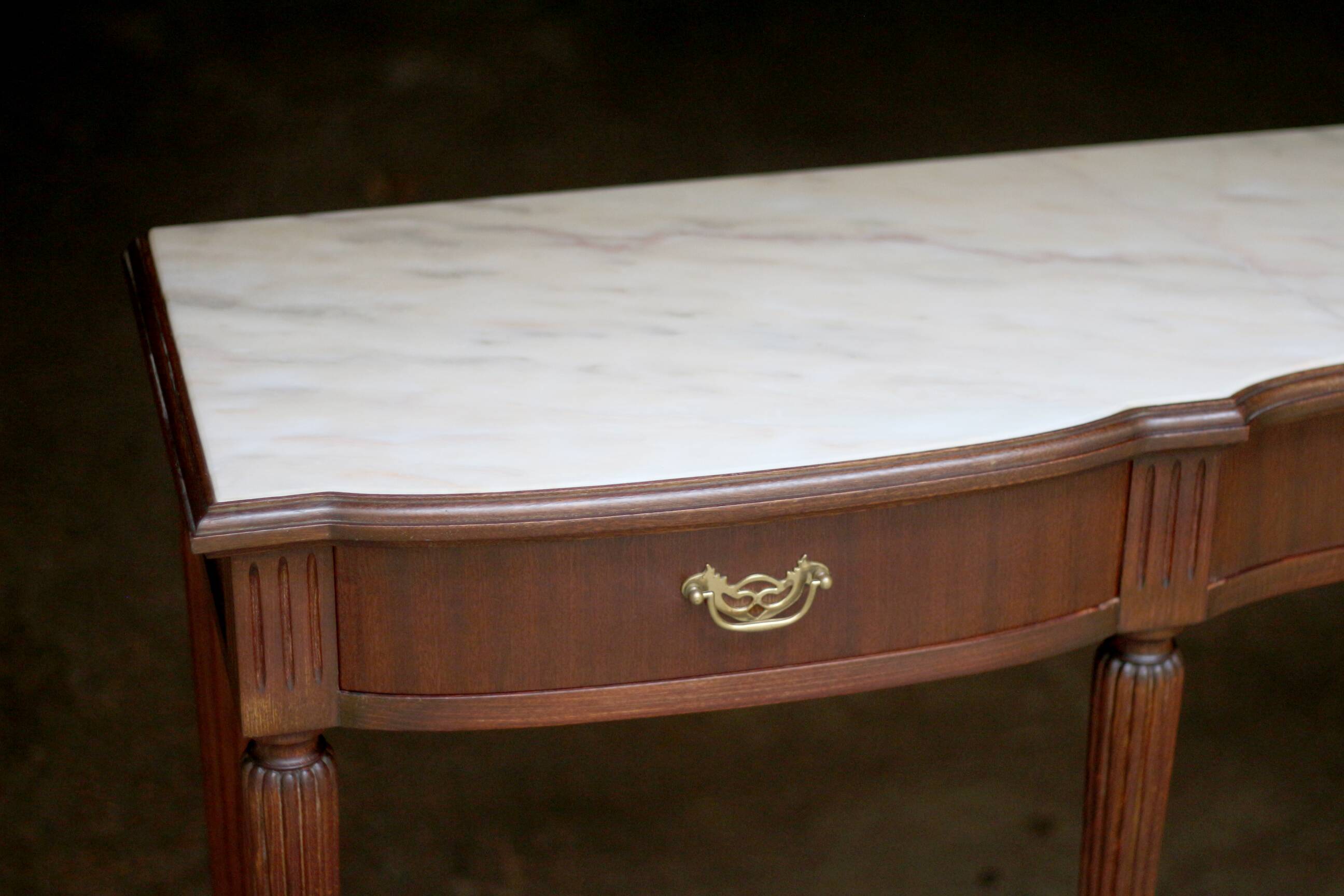 Superb mahogany and marble console table (early 20th century).