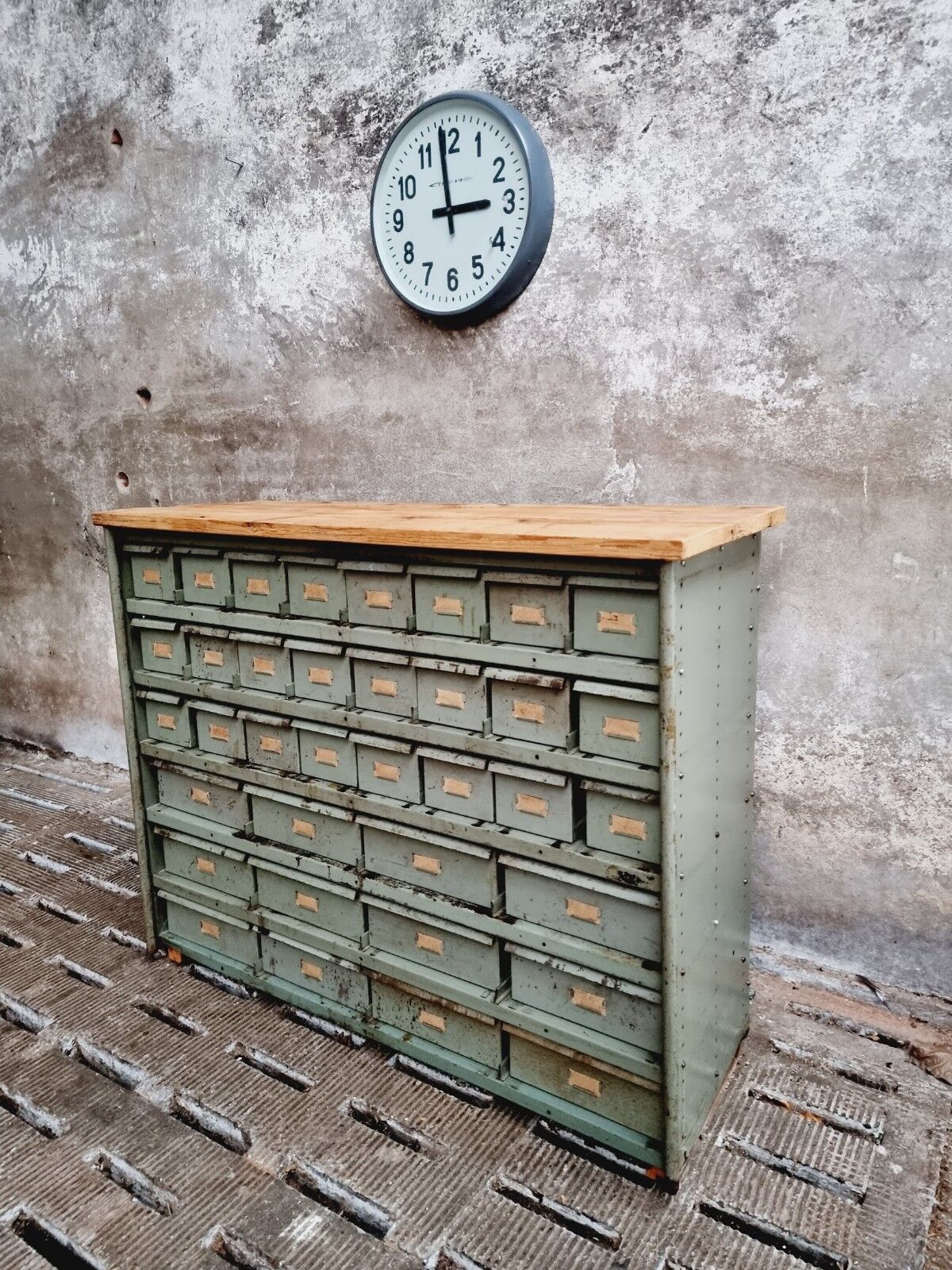 Commode industrielle vert olive