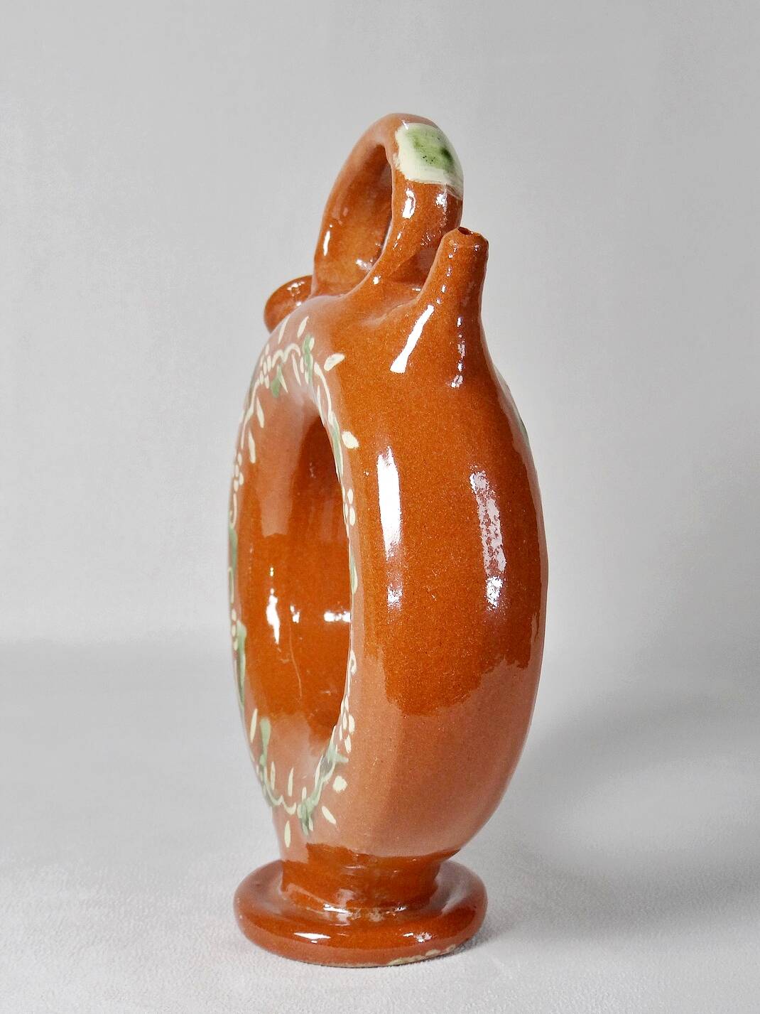 Circular glazed terracotta gargoulette