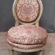 Chaise basse de style Louis XVI