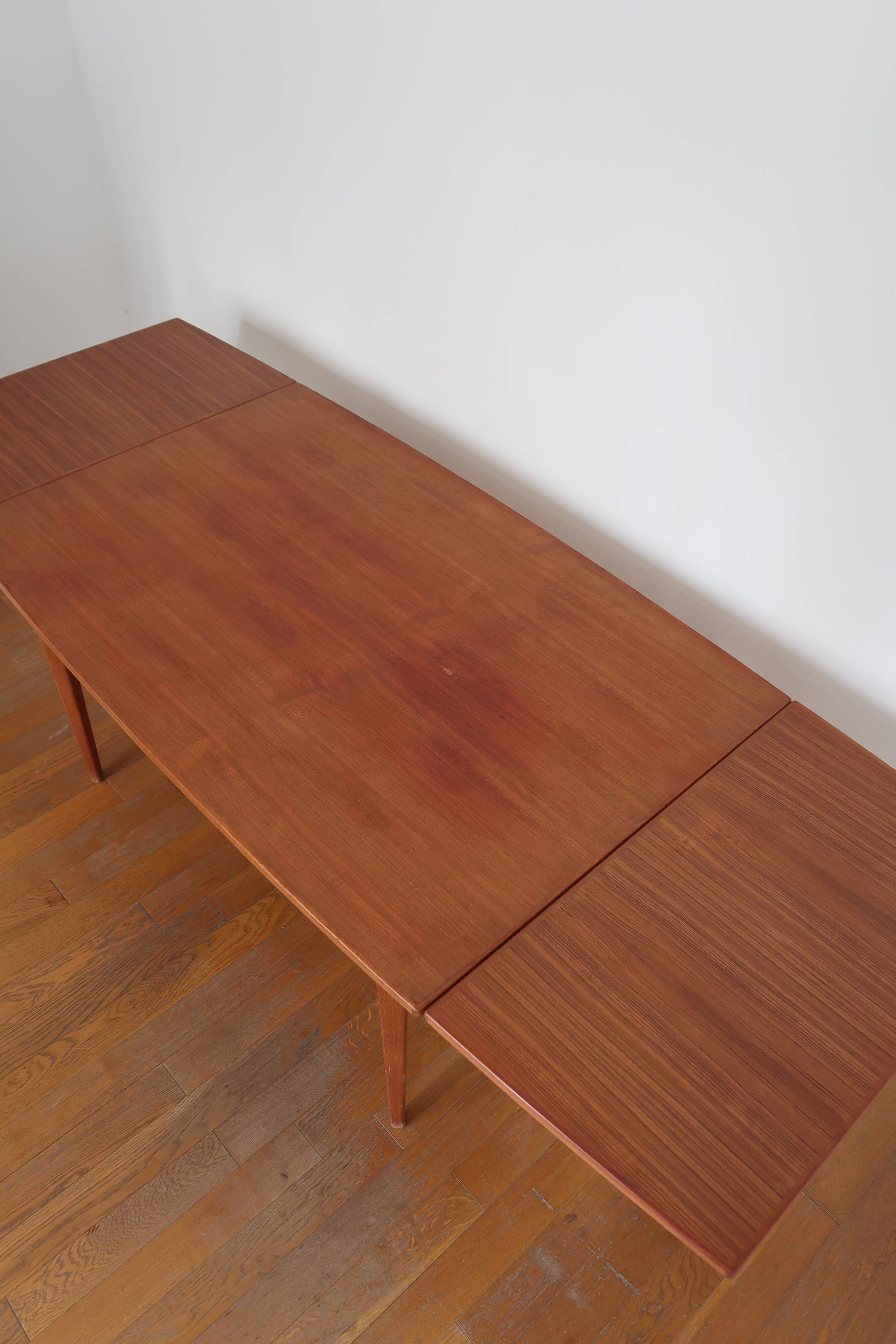 Extendable scandinavian table