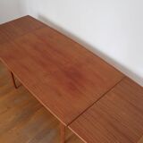 Extendable scandinavian table