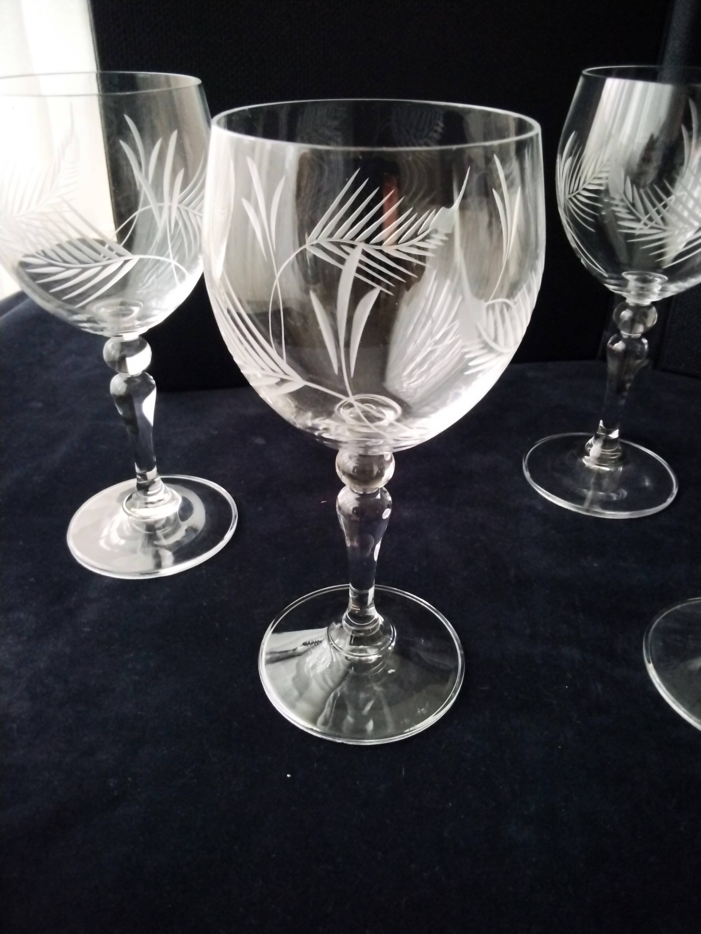 6 crystal wine glasses with a frosted design