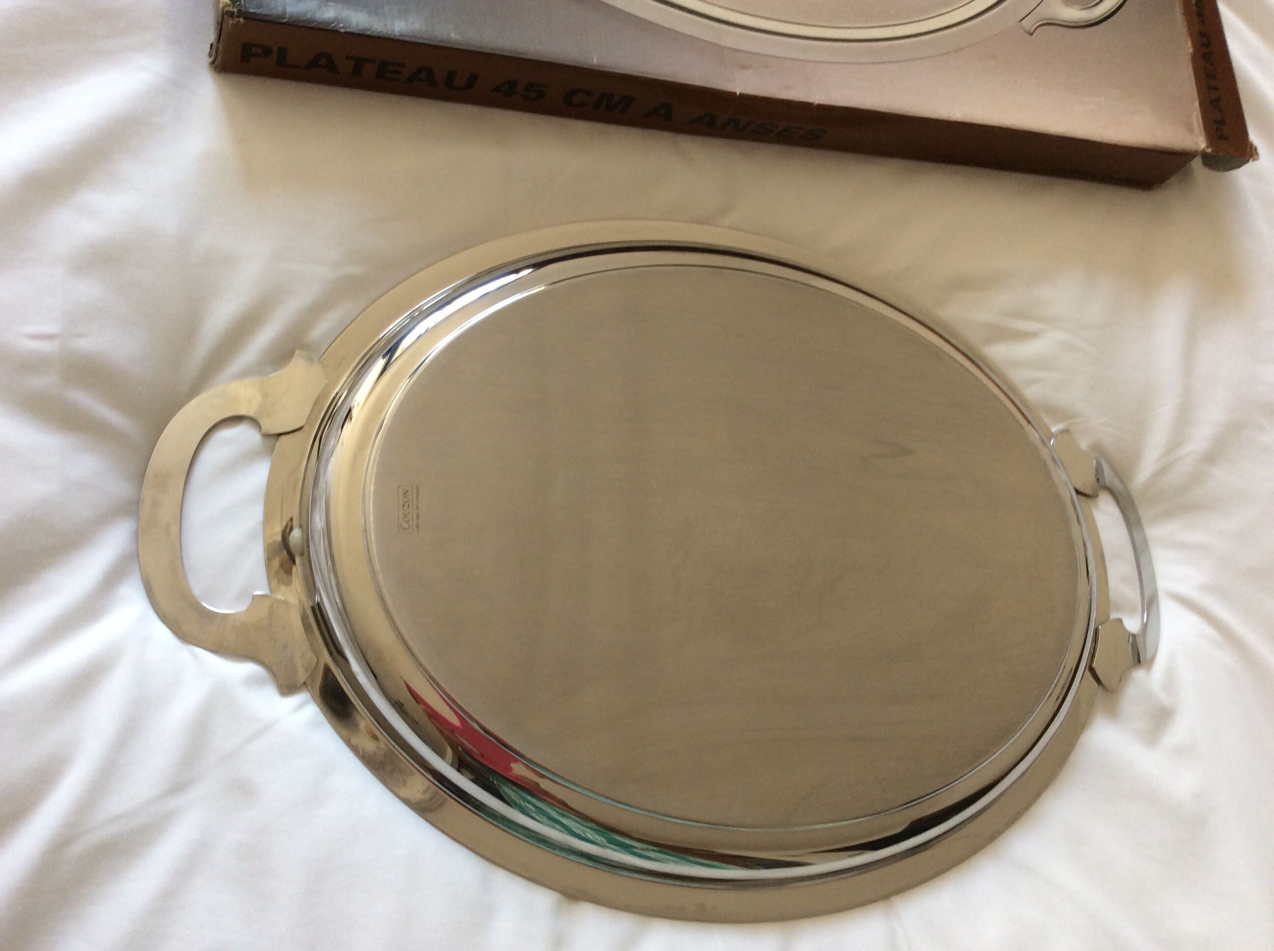 Oval top with stainless steel handles