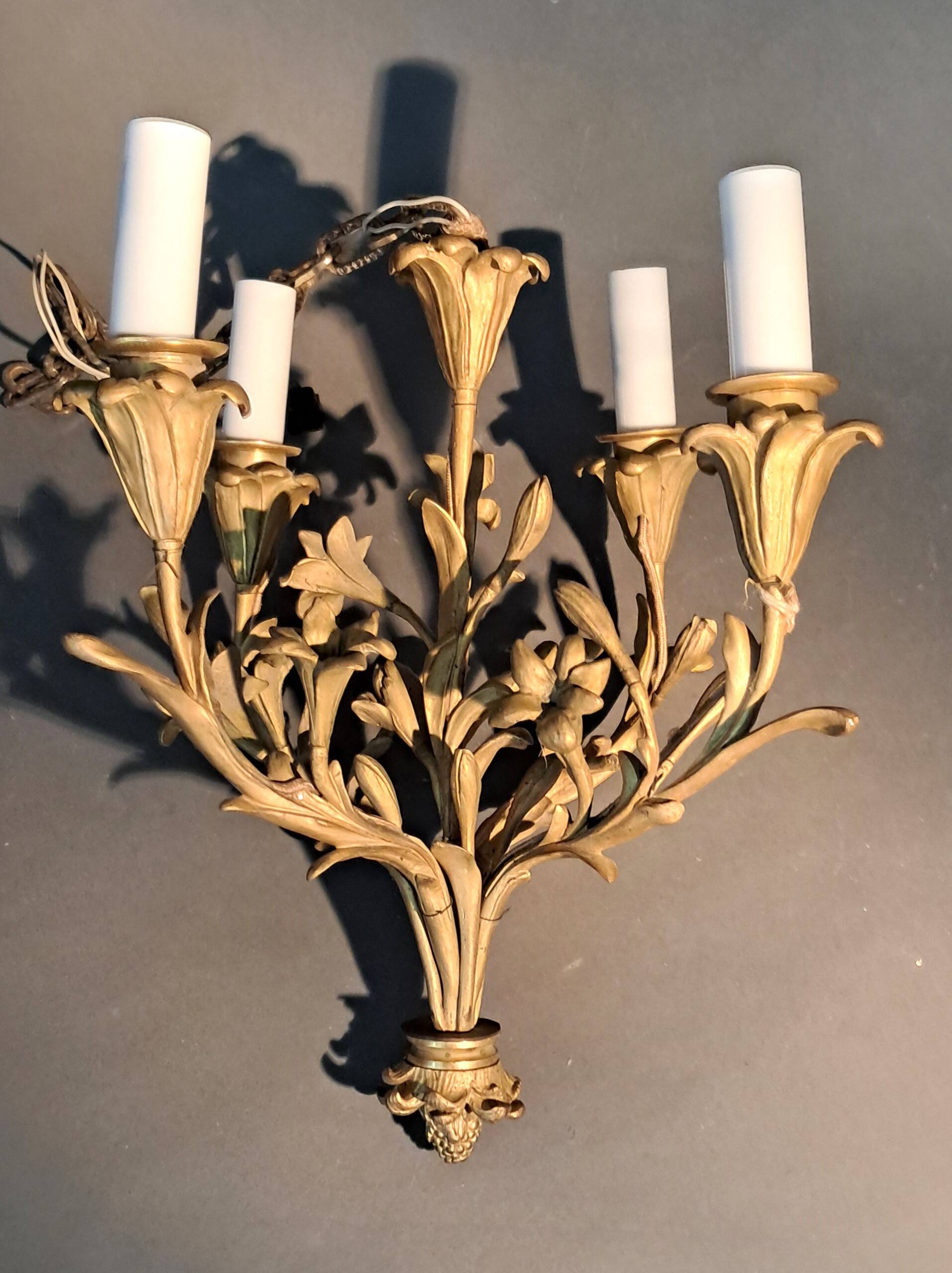 Neoclassical 4-arm gilt bronze chandelier, Circa 1940/1950.