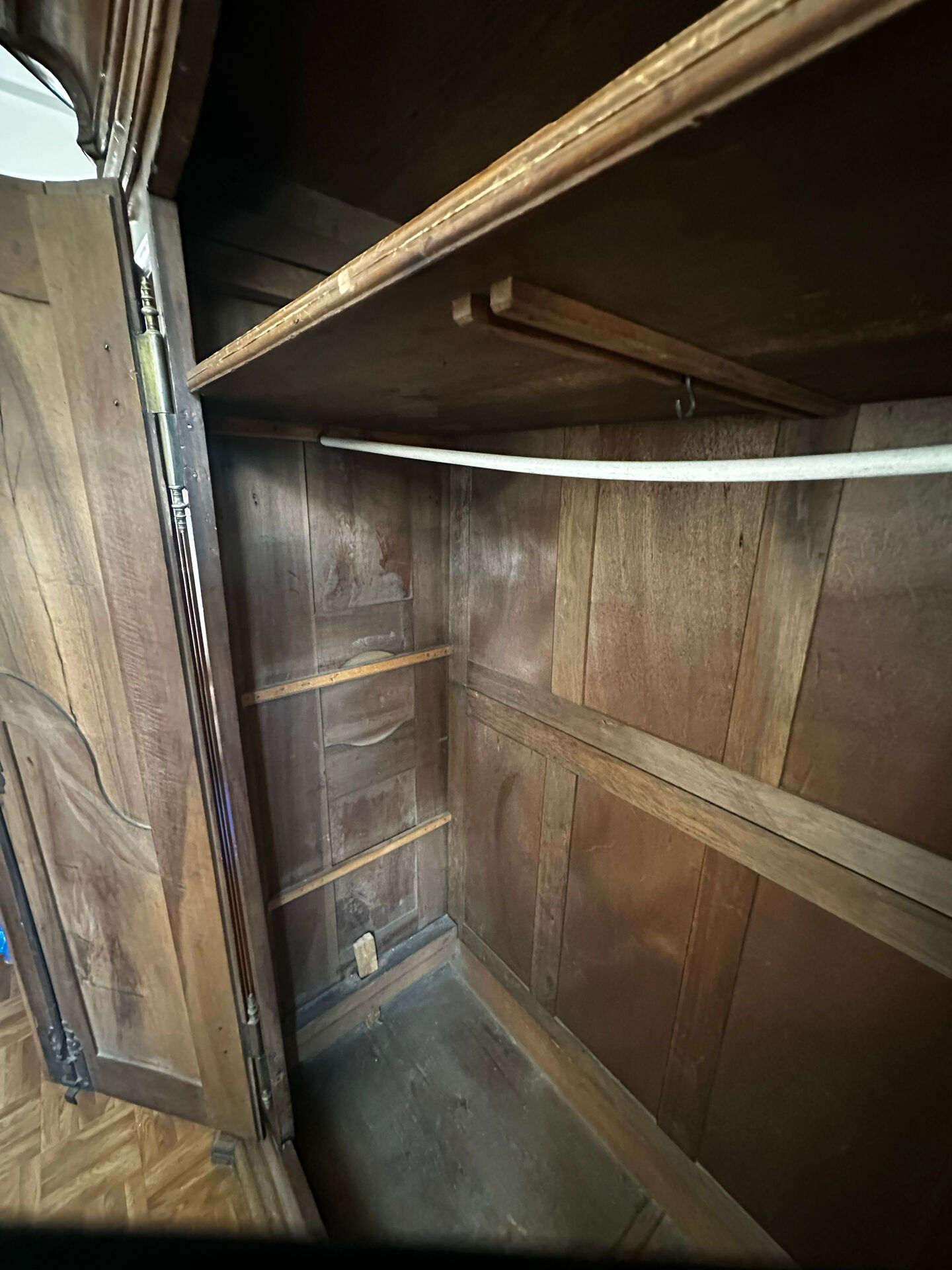 Large Alsatian Louis XV wardrobe in solid walnut – 18th century