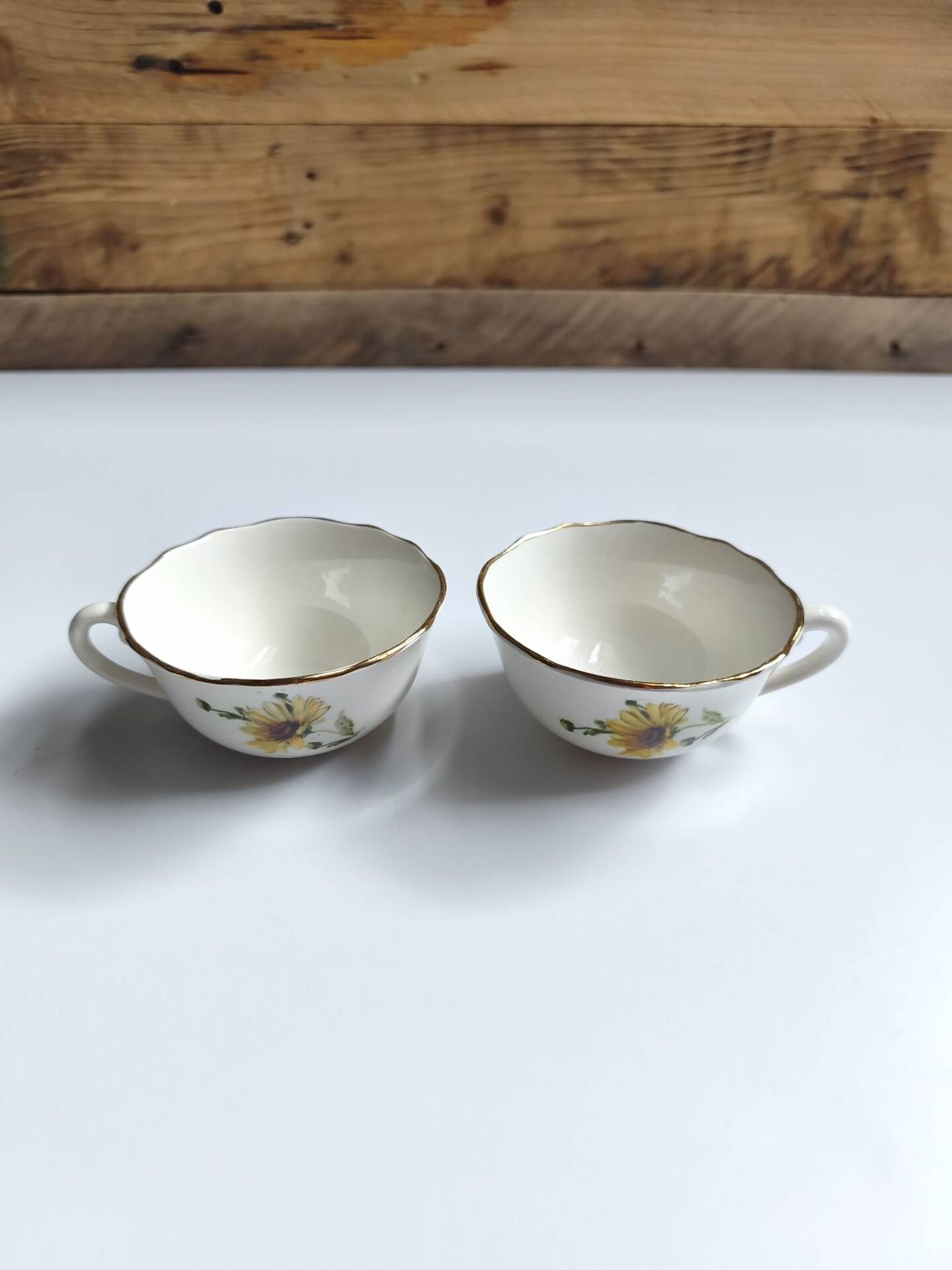 Set of 8 vintage cups with saucers Gien daisies.