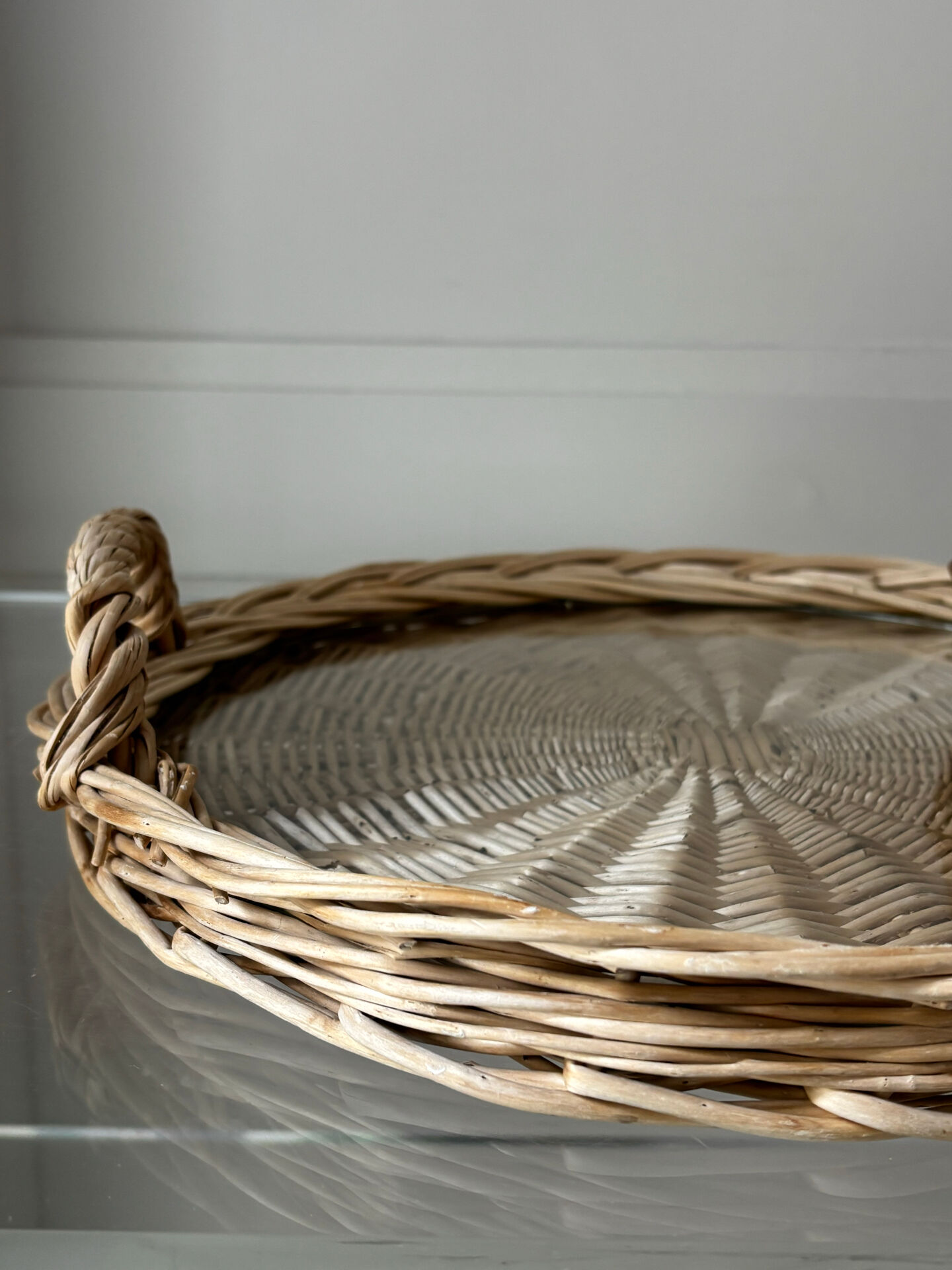 Cloche et plateau en osier tressé