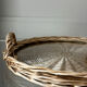 Cloche et plateau en osier tressé