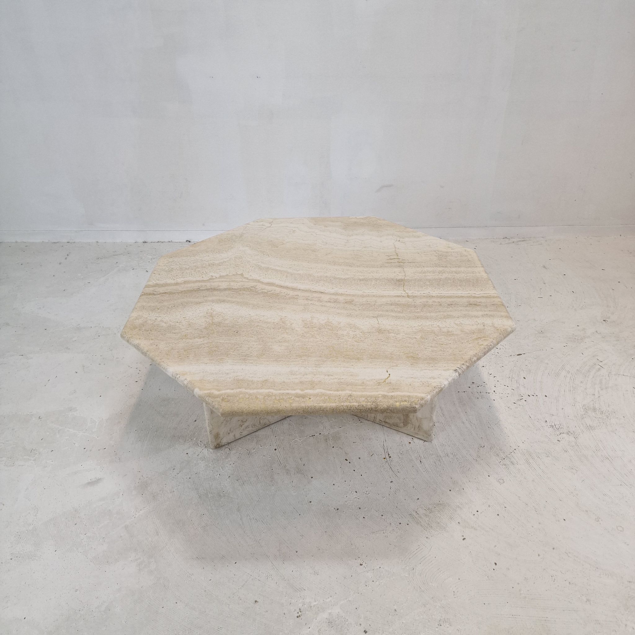Table basse octogonale italienne en travertin, années 1980.