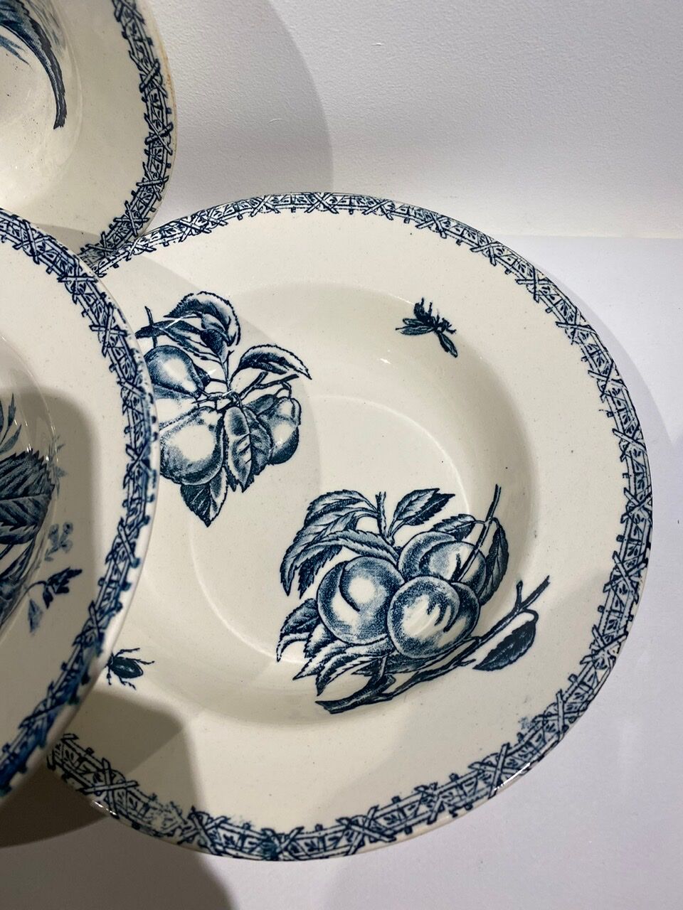 Set of 4 hollow plates, decoration insects and fruits, Manufacture Choisy le Roi Tere de Fer