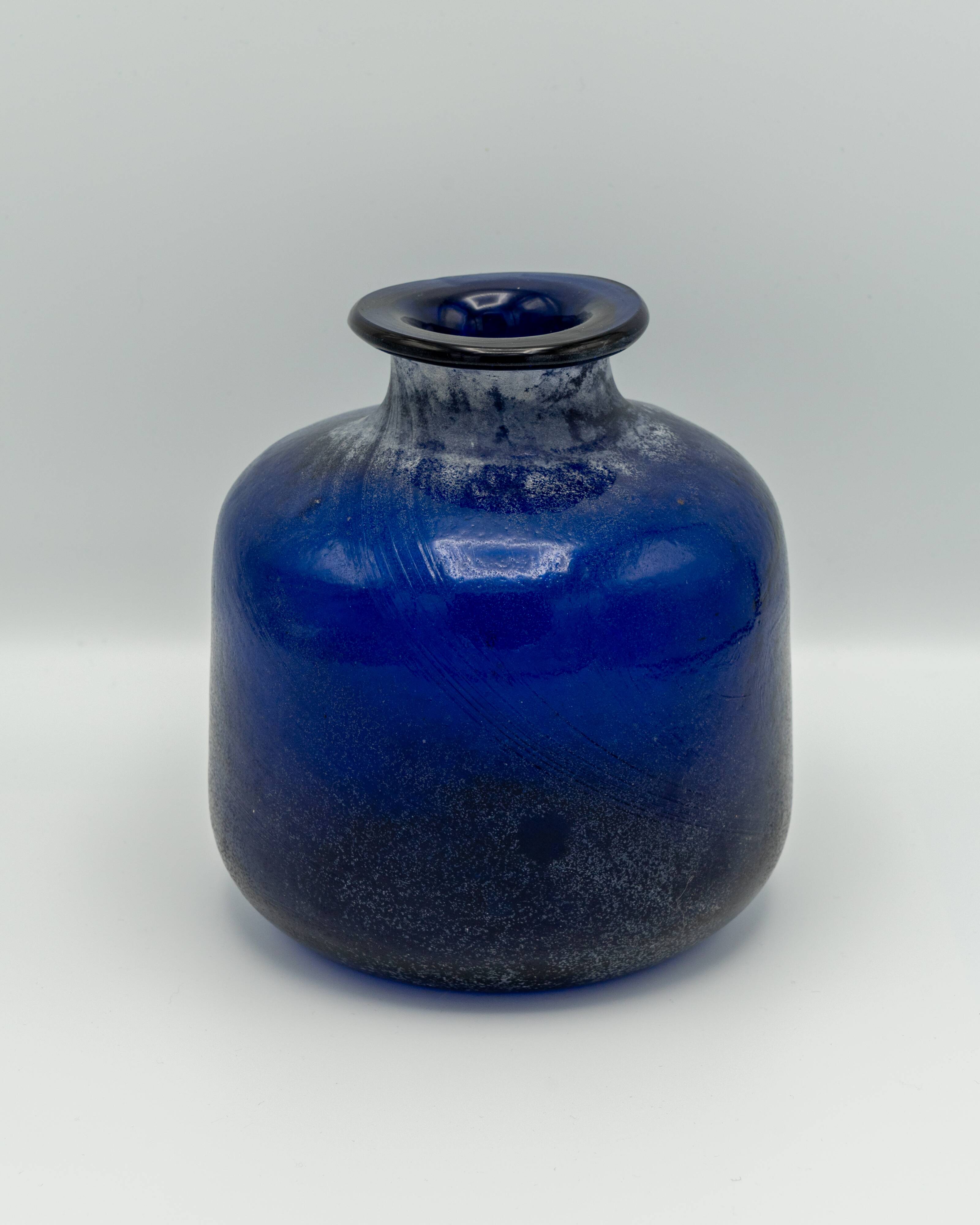 Vase en verre Scavo Murano Seguso bleu cobalt, soufflé à la main, années 1980, finition brutaliste.