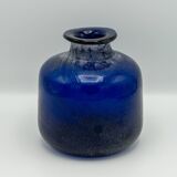 Vase en verre Scavo Murano Seguso bleu cobalt, soufflé à la main, années 1980, finition brutaliste.