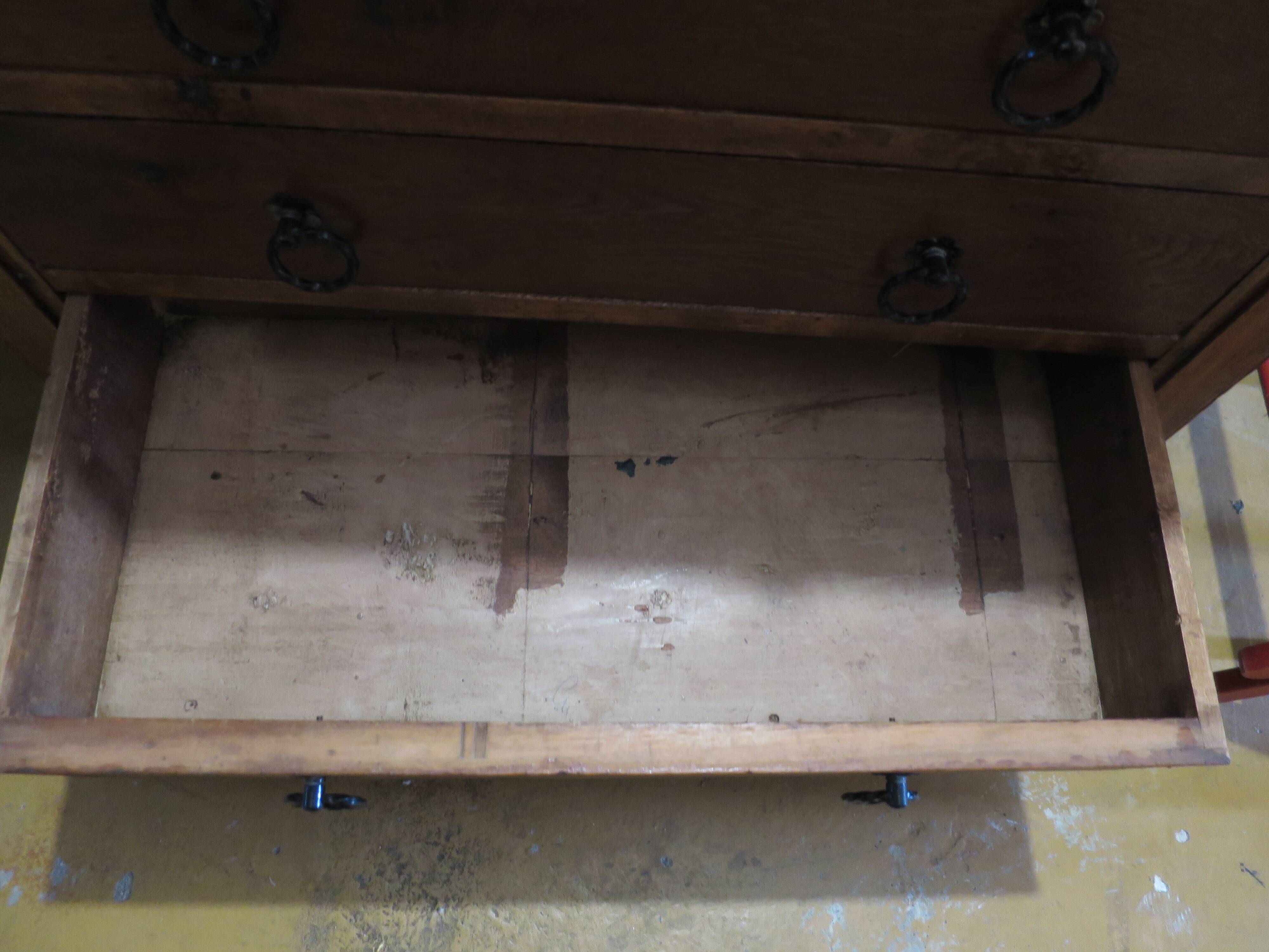 Commode 4 tiroirs en bois massif, début XXème s.