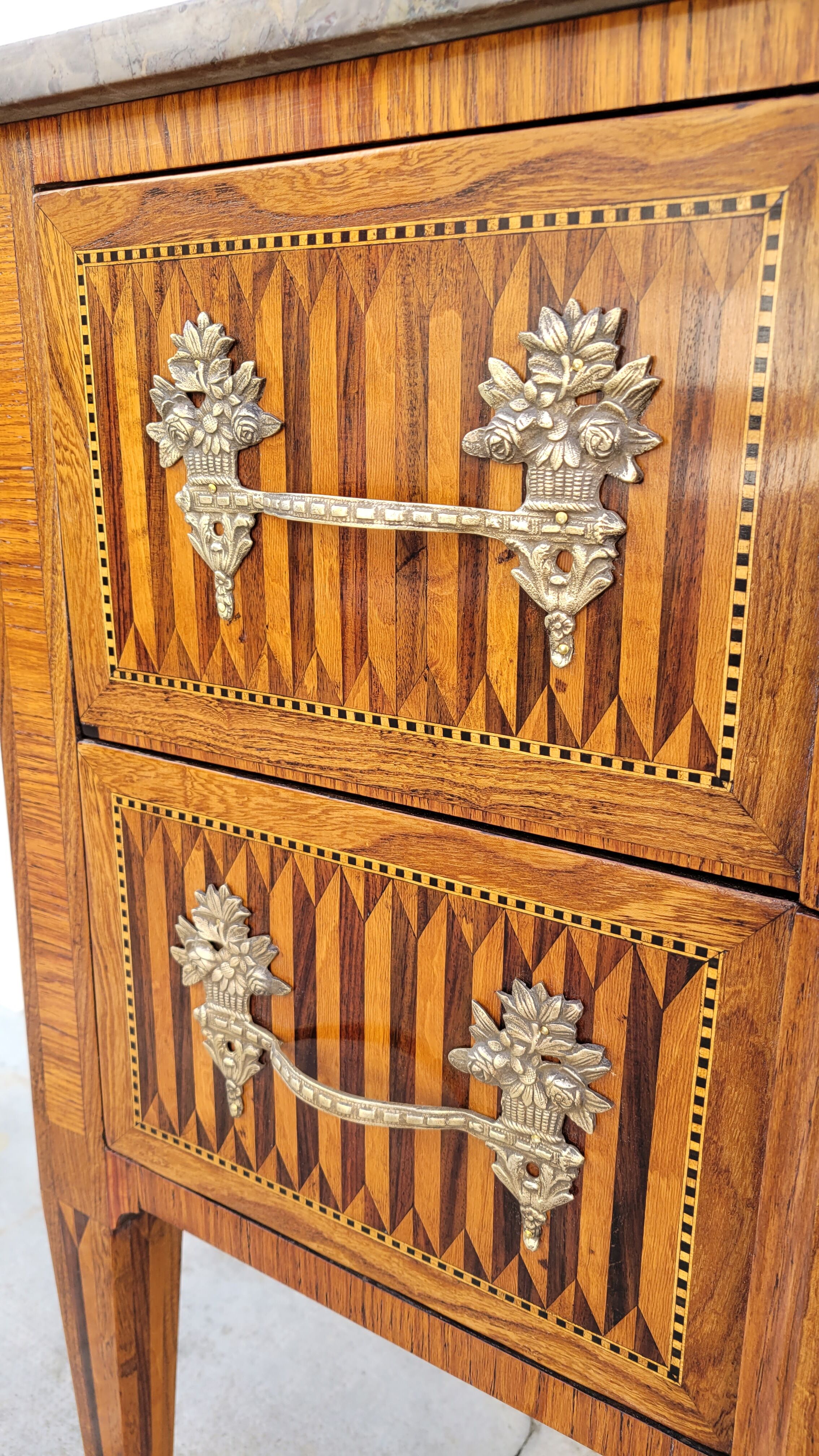 Louis XVI jumping chest of drawers in marquetry 19th