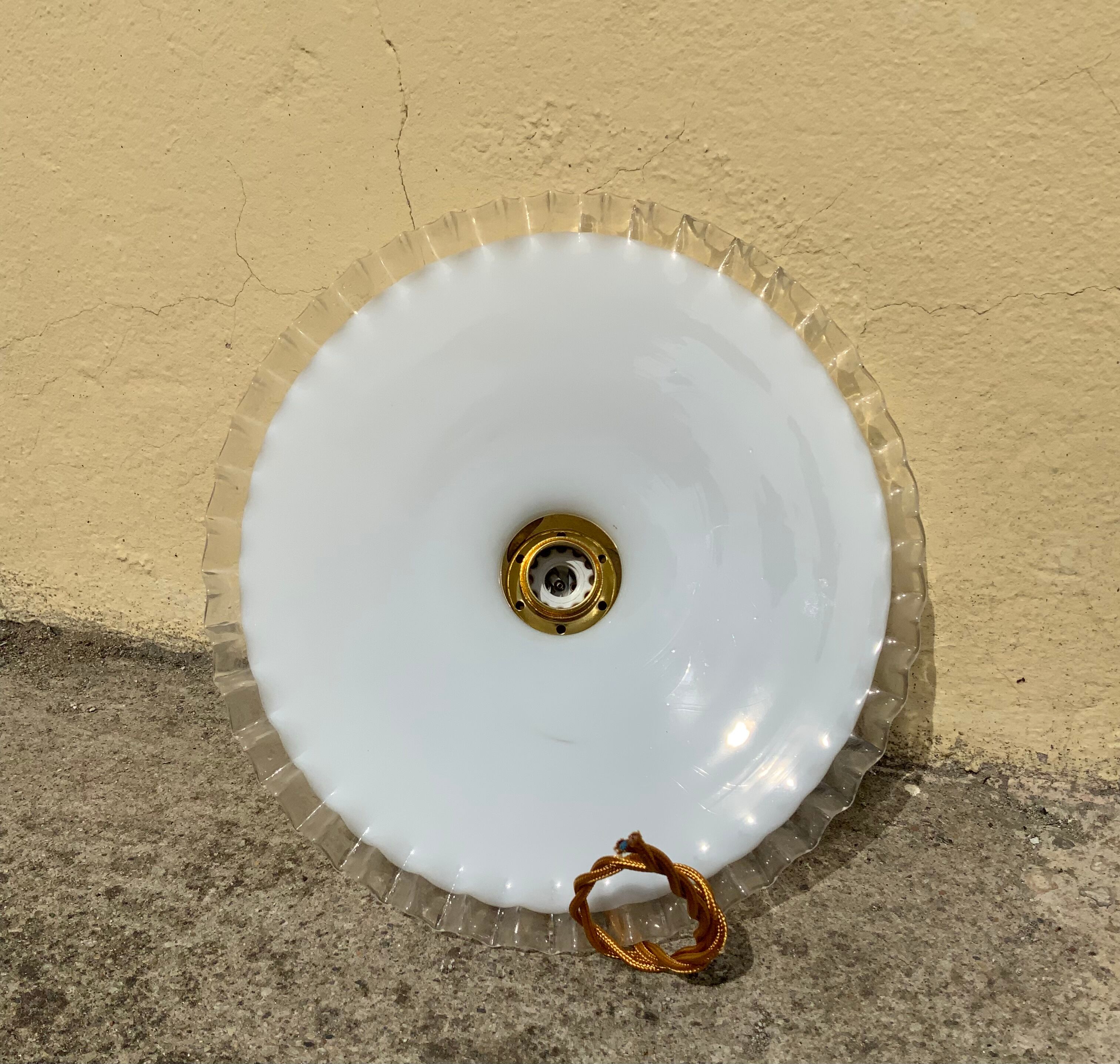 Suspension vintage en verre opaline forme mouchoir plissé diamètre 24 cm griffe laiton