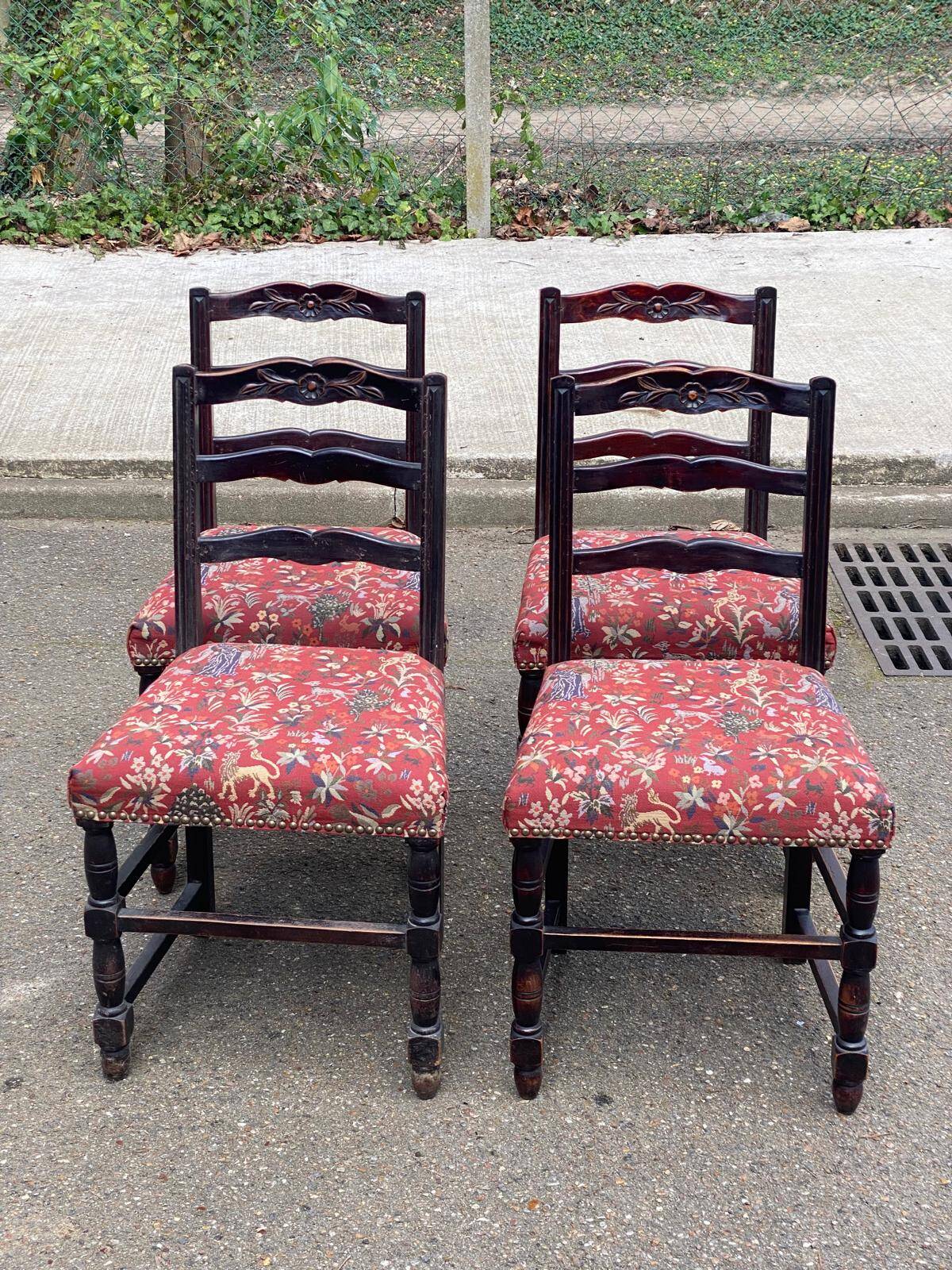 4 Henri II chairs in solid wood and floral burgundy fabric from the 19th century.
