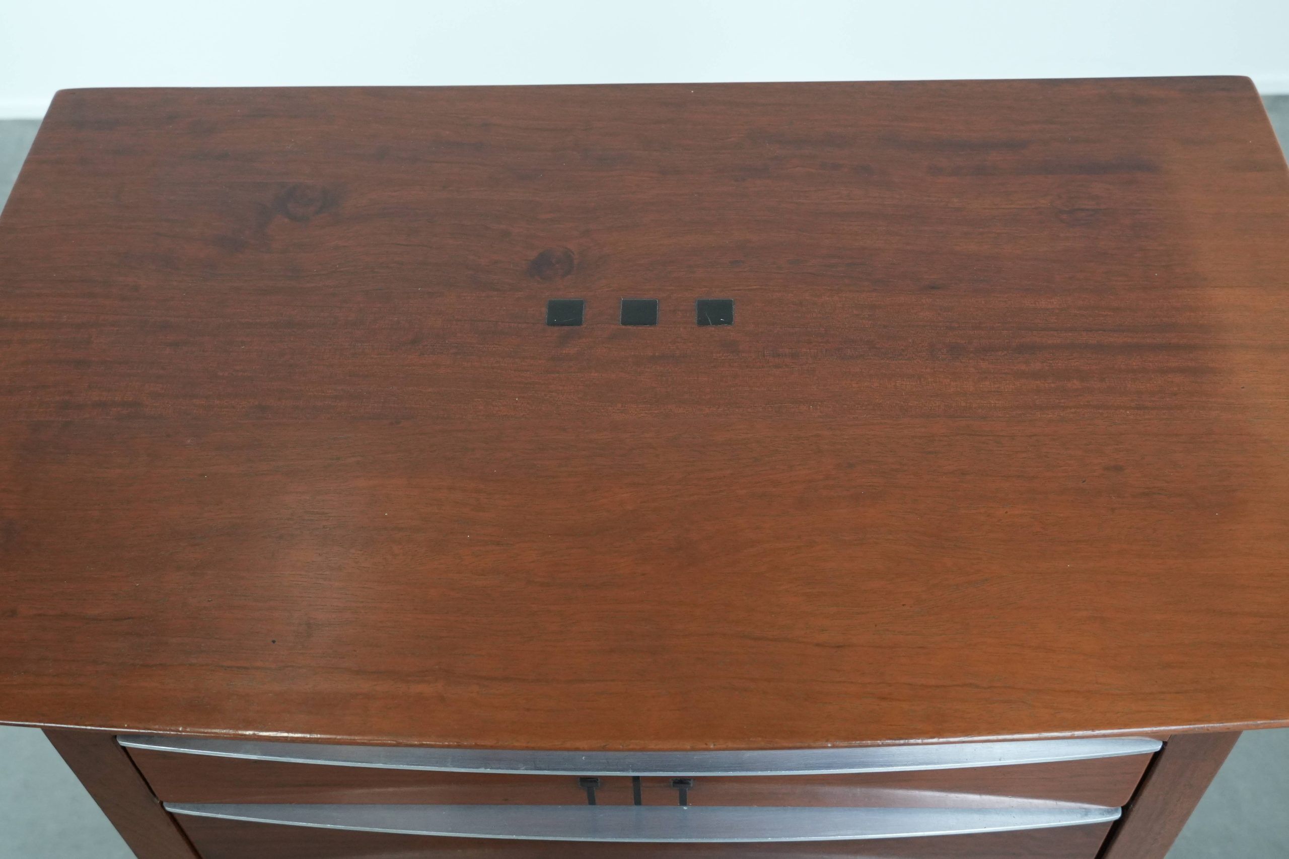 Beautiful Art Deco design chest of drawers with 7 drawers