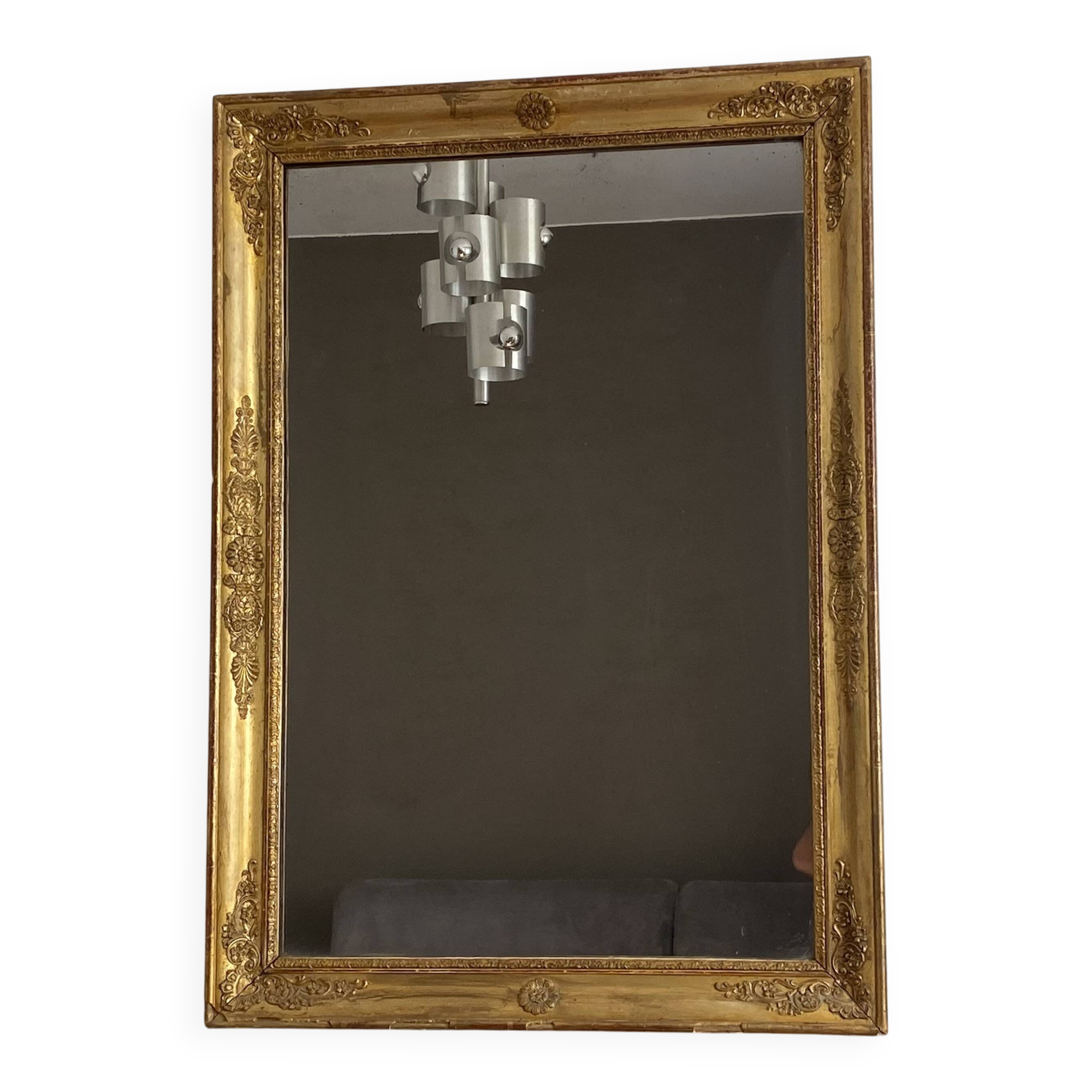 Golden mirror from the late 19th century with decoration. 96x68.
