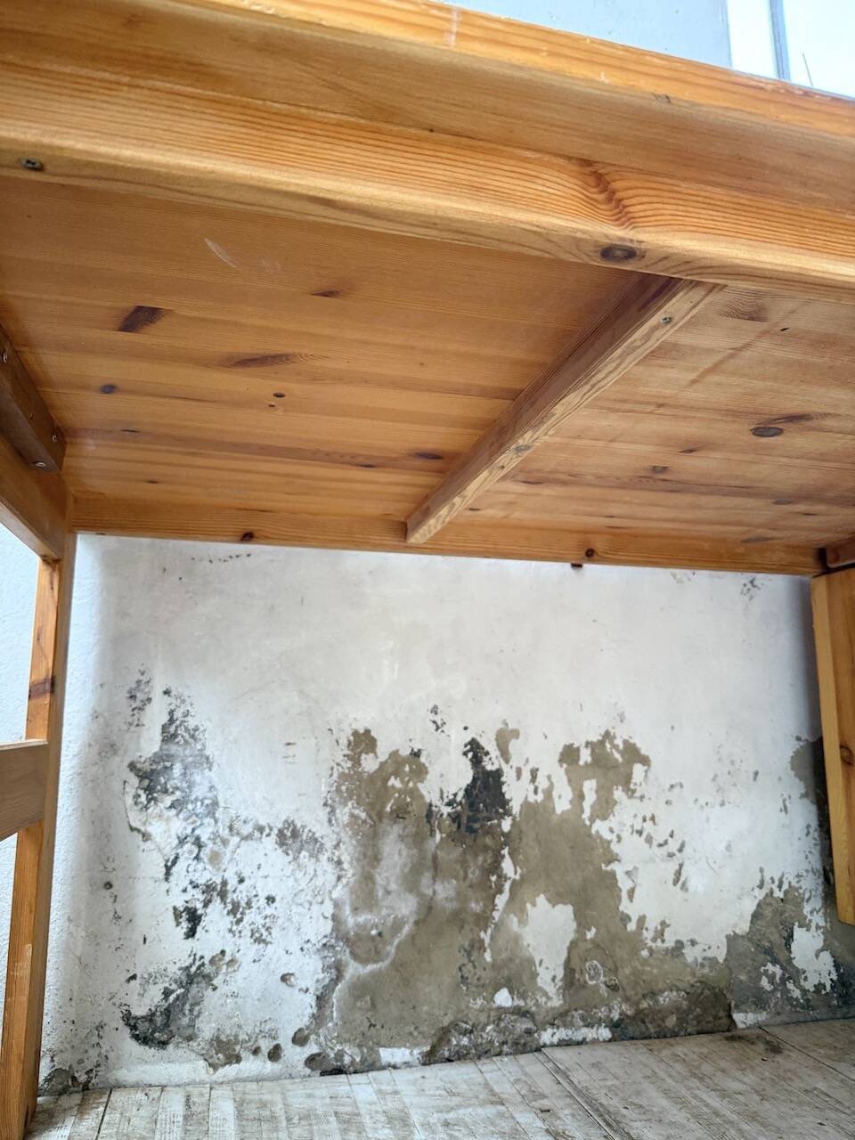 Bureau pin suédois style aperldoon 1970