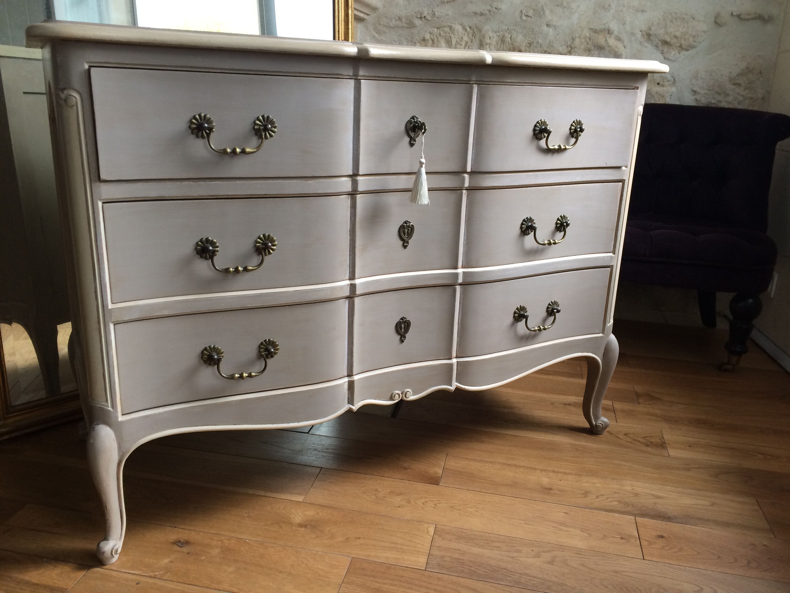 Patinated crossbow commode