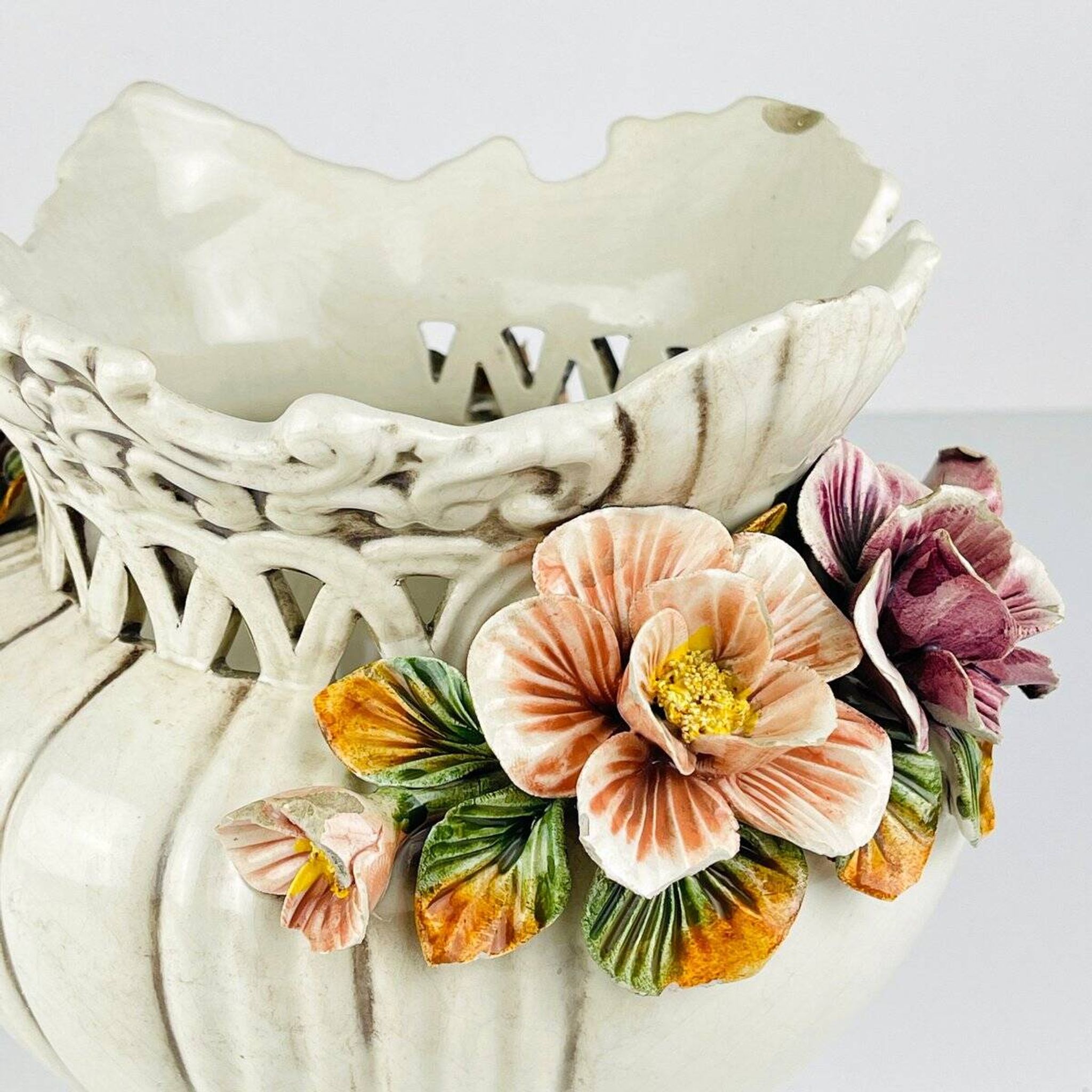 Vase en céramique avec fleurs, Italie, années 1950