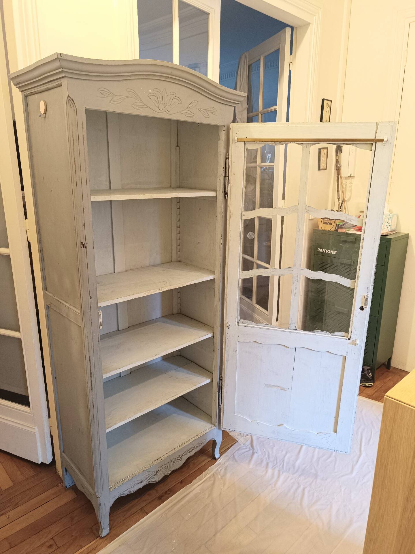 Antique glass-fronted cabinet in pearl grey – country house spirit