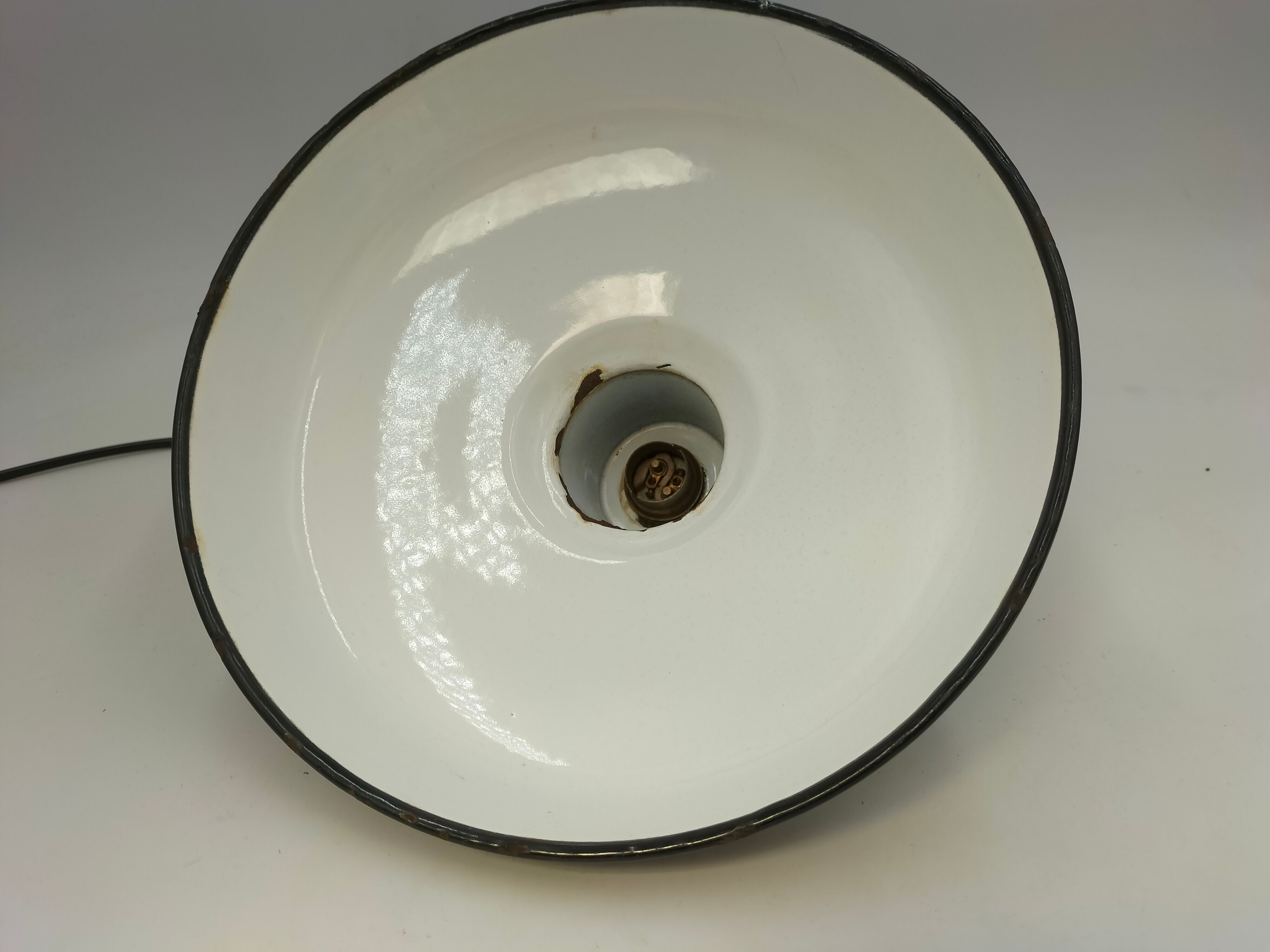 Industrial lamp in enamelled sheet metal