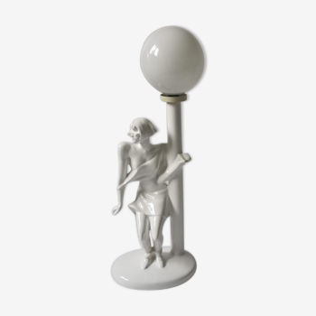 Lampe femme céramique et globe opaline année 80