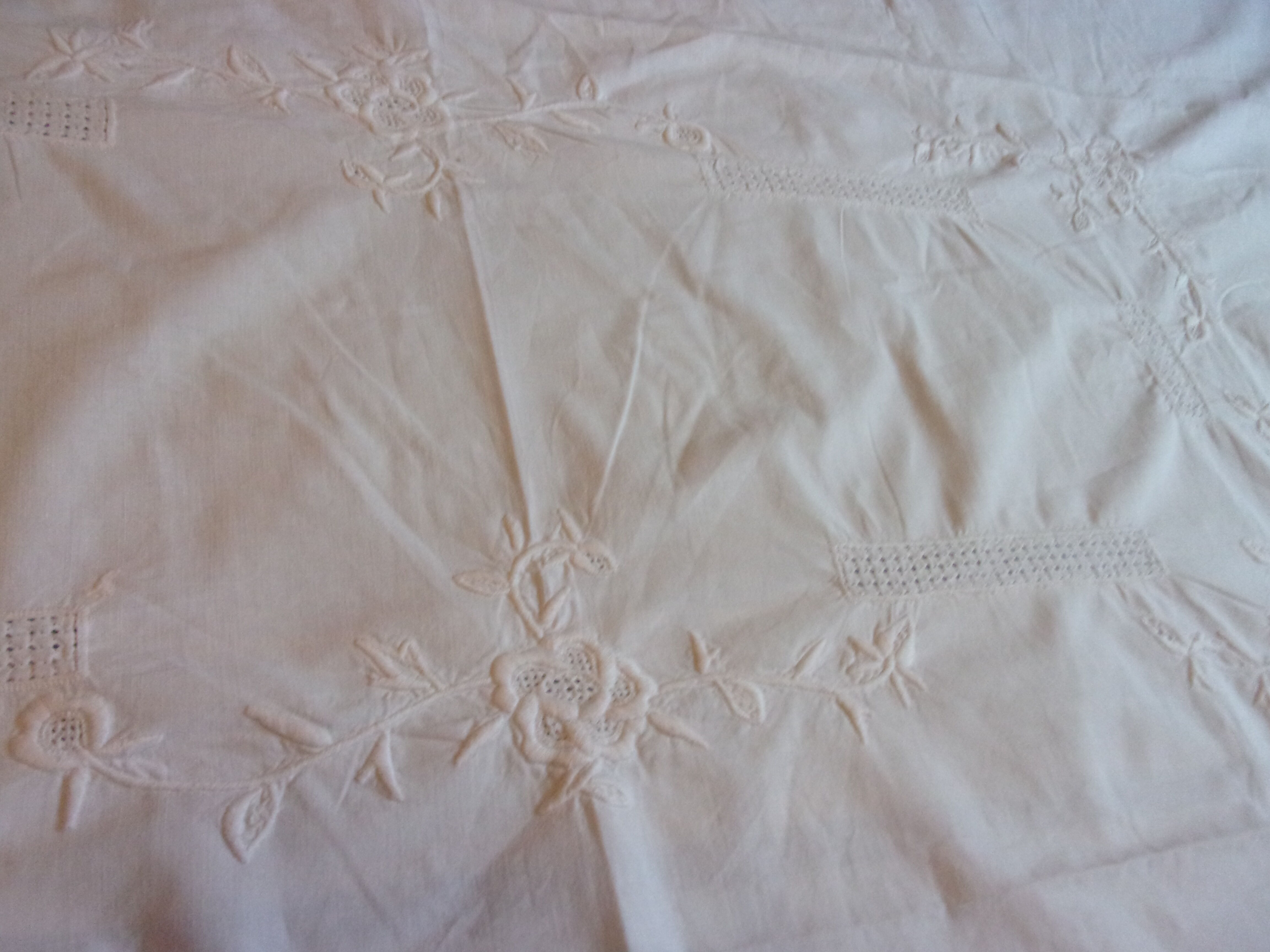 Nappe a thé ancienne brodée+5 serviettes assorties