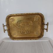 Ancient Béarn plateau in hammered brass with heraldic decoration and motto.