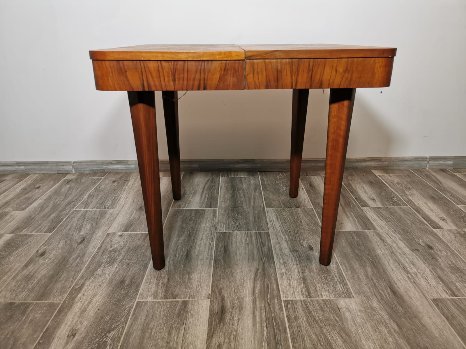 Table à manger par Jindrich Halabala