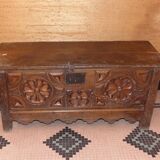 Coffre ancien en bois sulpte