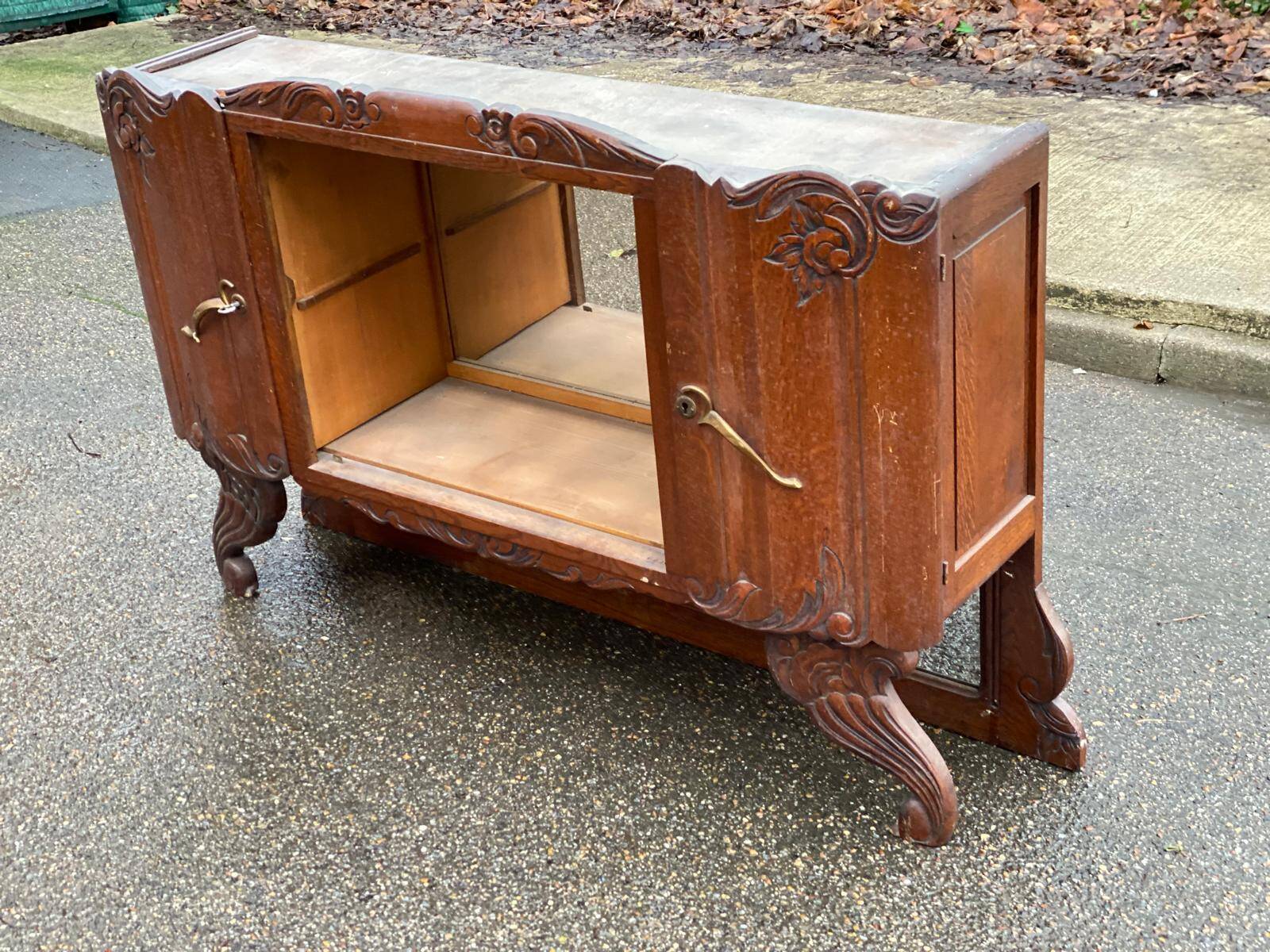 Art Deco sideboard in solid oak and glass from the 1940s.