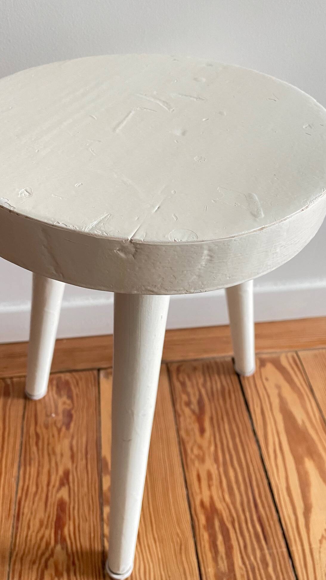 Tabouret tripode bois blanc vintage