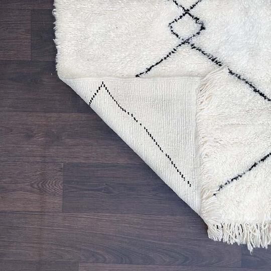 Berber carpet with black tangled diamonds