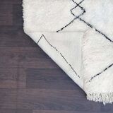 Berber carpet with black tangled diamonds