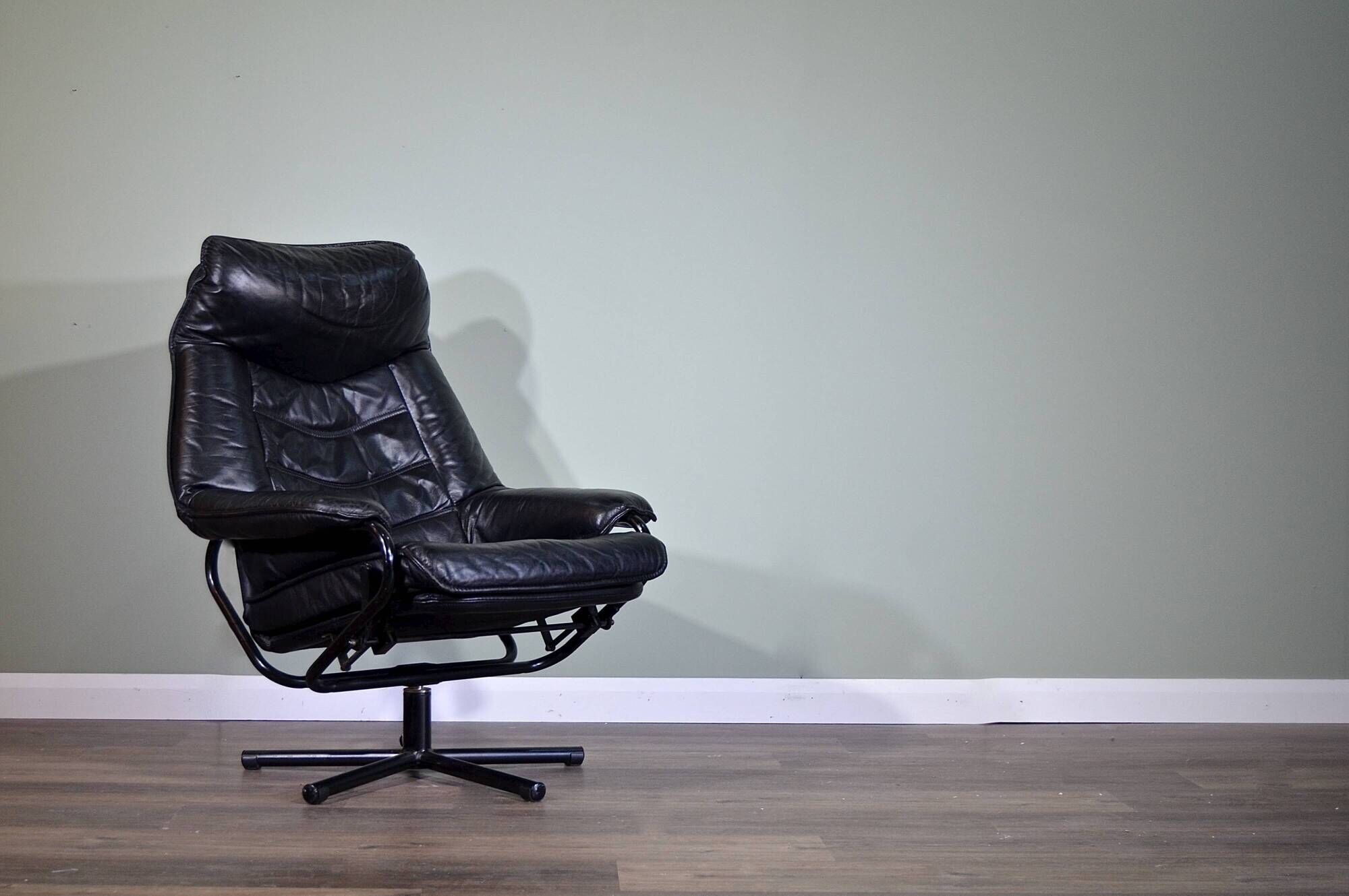 Fauteuil pivotant/inclinable norvégien Skoghaug en cuir noir du milieu du s