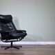 Fauteuil pivotant/inclinable norvégien Skoghaug en cuir noir du milieu du s