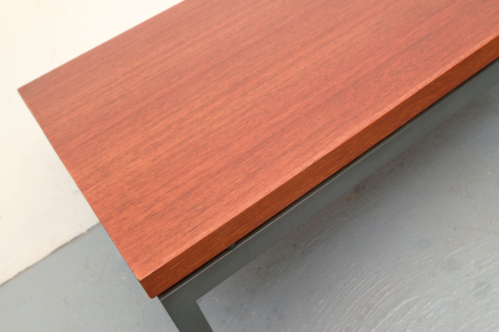 Table basse des années 1960 en teck et métal