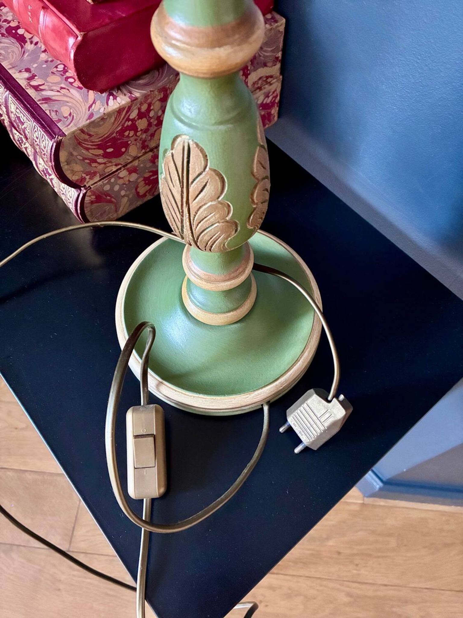 Lampe "Cottage" en bois sculpté, 1970